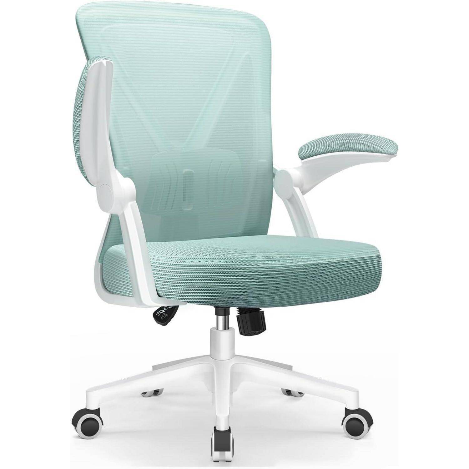 Ein hellgrüner ergonomischer Bürostuhl mit weißen Armlehnen und Gestell, ausgestattet mit einer drehbaren Sitzfläche und Rollen für Mobilität.