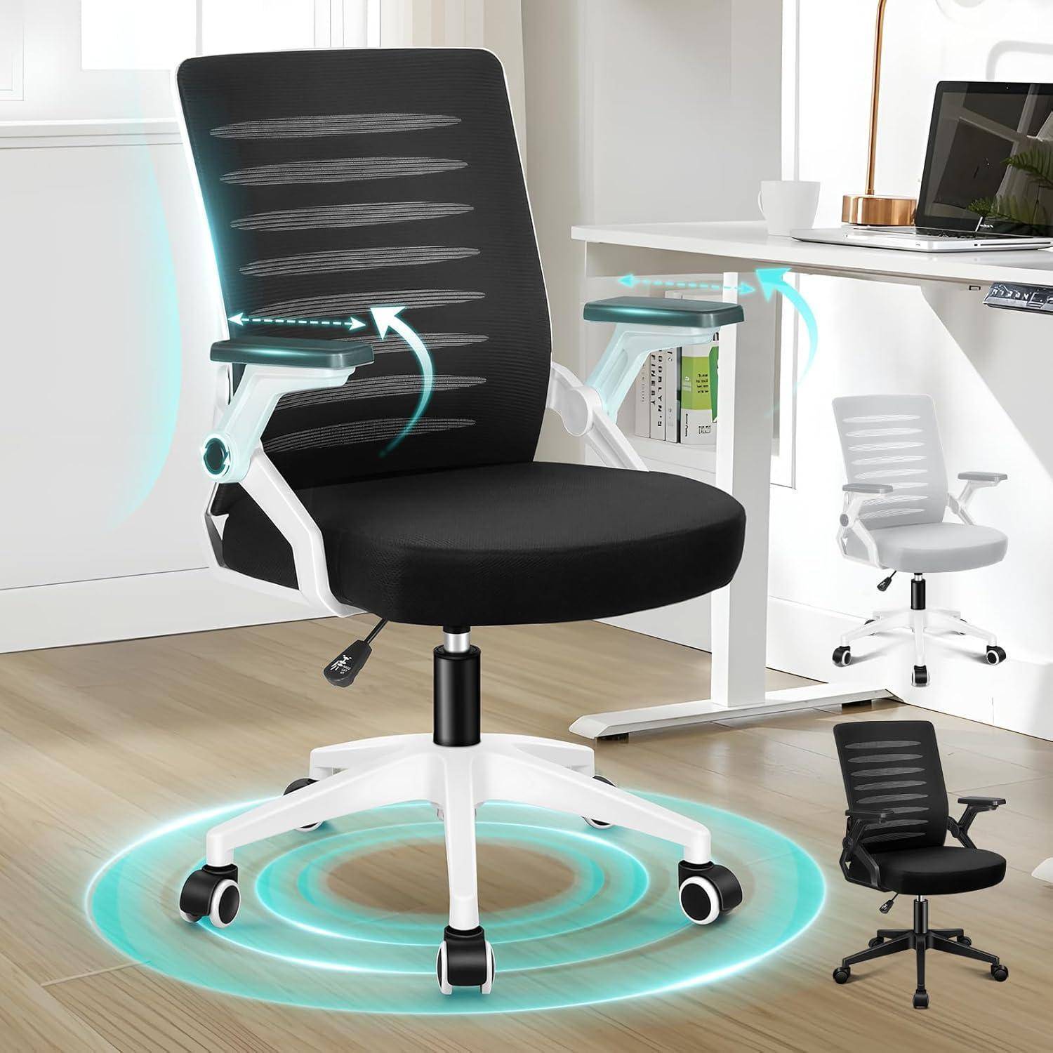 Bürostuhl mit schwarzem Sitz und Rückenlehne, weißen Armlehnen und Rollen, dargestellt in einem modernen Heimbüro auf einem Holzboden.
