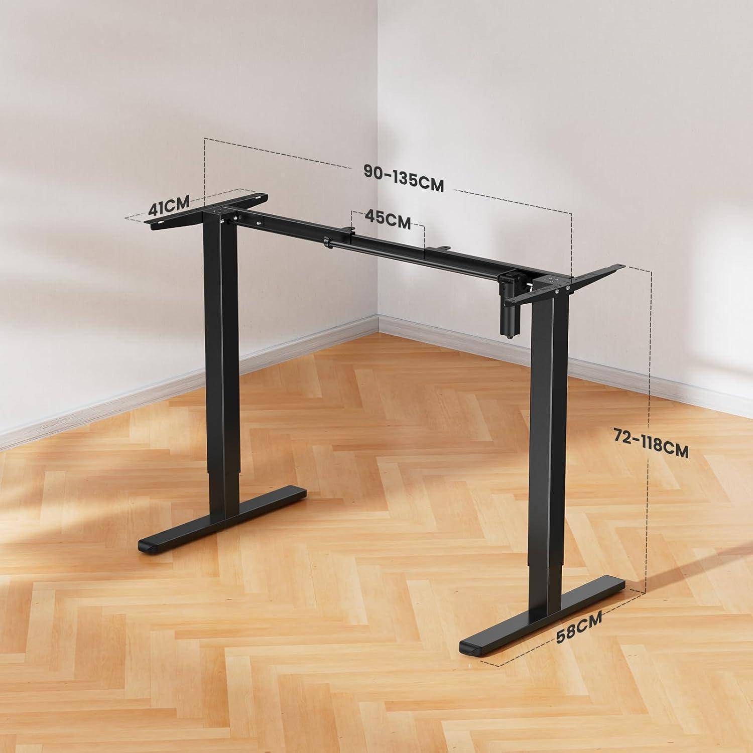 Schwarzer verstellbarer Stehschreibtischrahmen in einer Ecke, Abmessungen wie folgt: Breite 90-135 cm, Tiefe 58 cm, Höhe 72-118 cm, Querstrebe 41-45 cm.