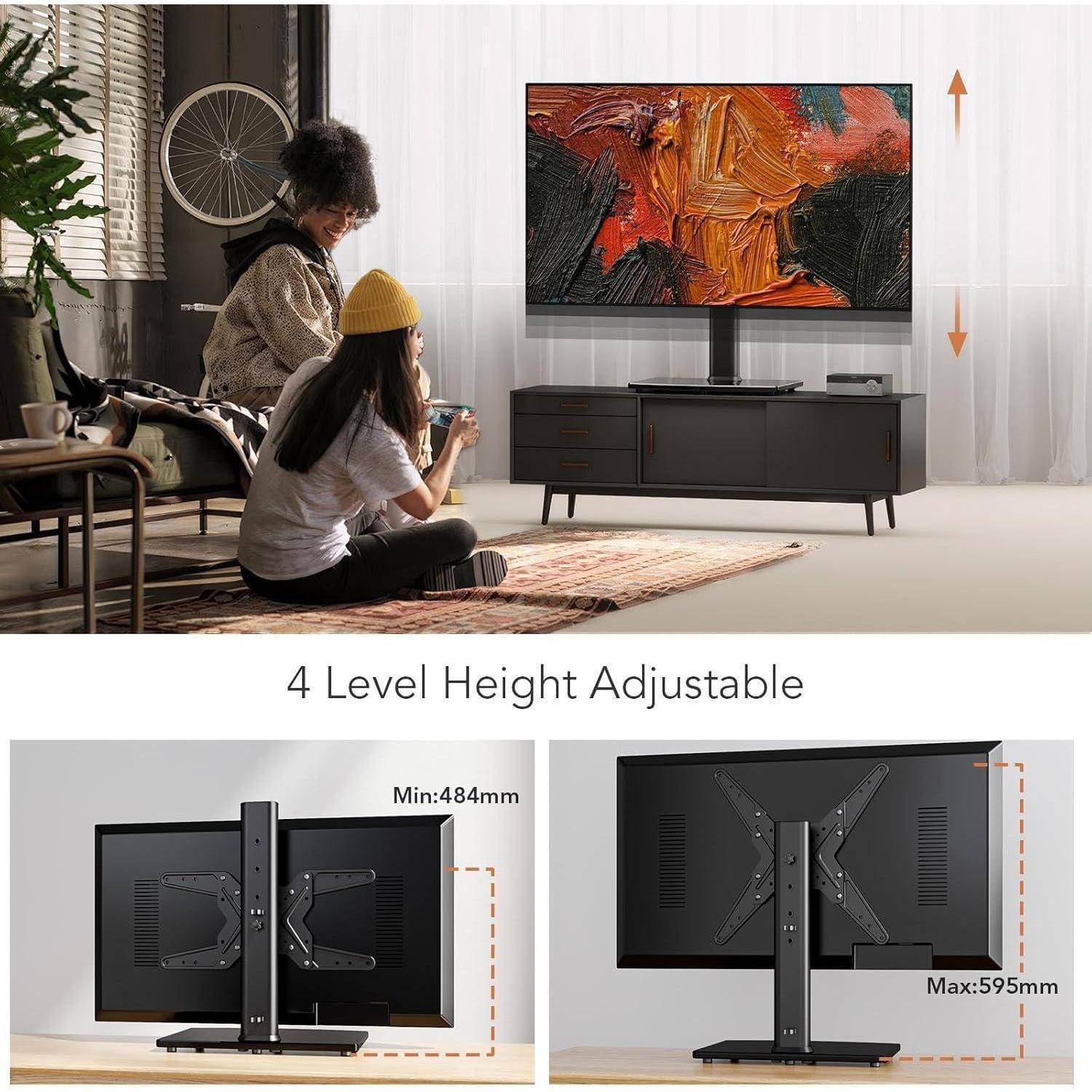 TV-Ständer mit 4 Stufen Höhenverstellung mit orangefarbenem und schwarzem abstraktem Kunstdruck auf dem Bildschirm. Zwei Personen sitzen in der Nähe. Höhenbereich: 484 mm bis 595 mm.