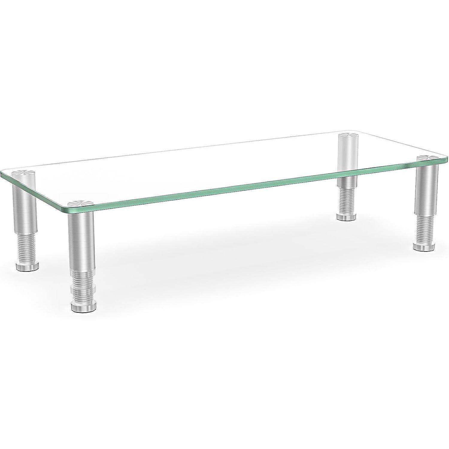 Ein minimalistischer Couchtisch mit einer klaren Glasplatte, die von vier metallischen zylindrischen Beinen getragen wird, konzipiert für moderne Innenräume.
