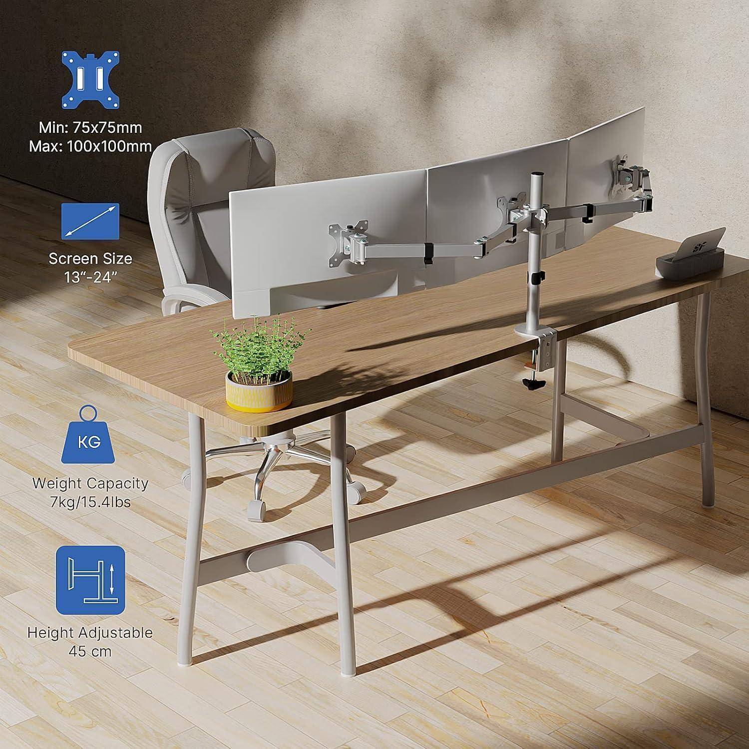 Ein moderner Schreibtisch mit Doppel-Monitorarmen, die zwei Bildschirme halten, eine Topfpflanze und einen Laptop, vor einem Holzfußbodenhintergrund.