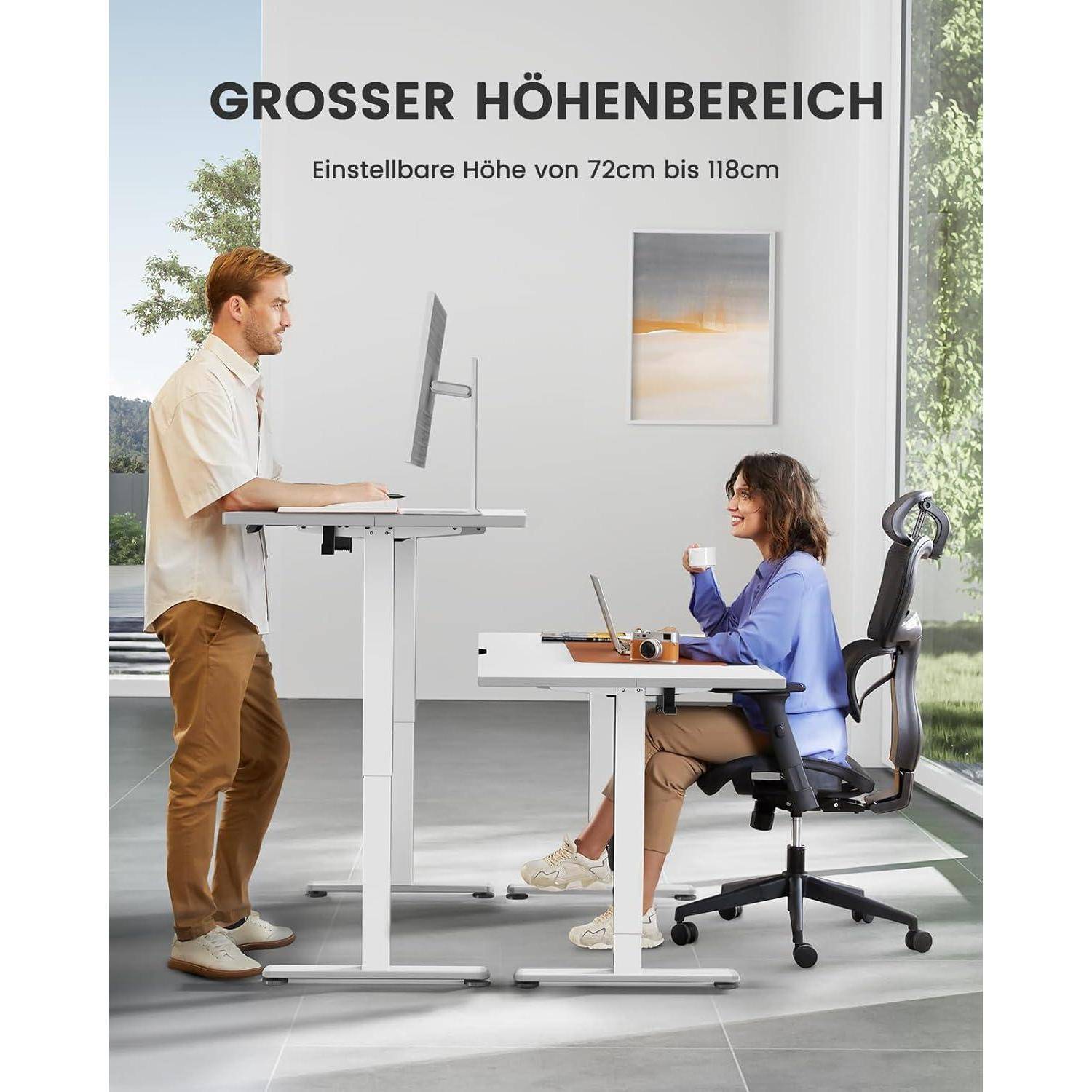 Mann und Frau demonstrieren höhenverstellbare Schreibtische in Büroomgebung. Text lautet: 'Großer Höhenbereich, Einstellbare Höhe von 72 cm bis 118 cm.