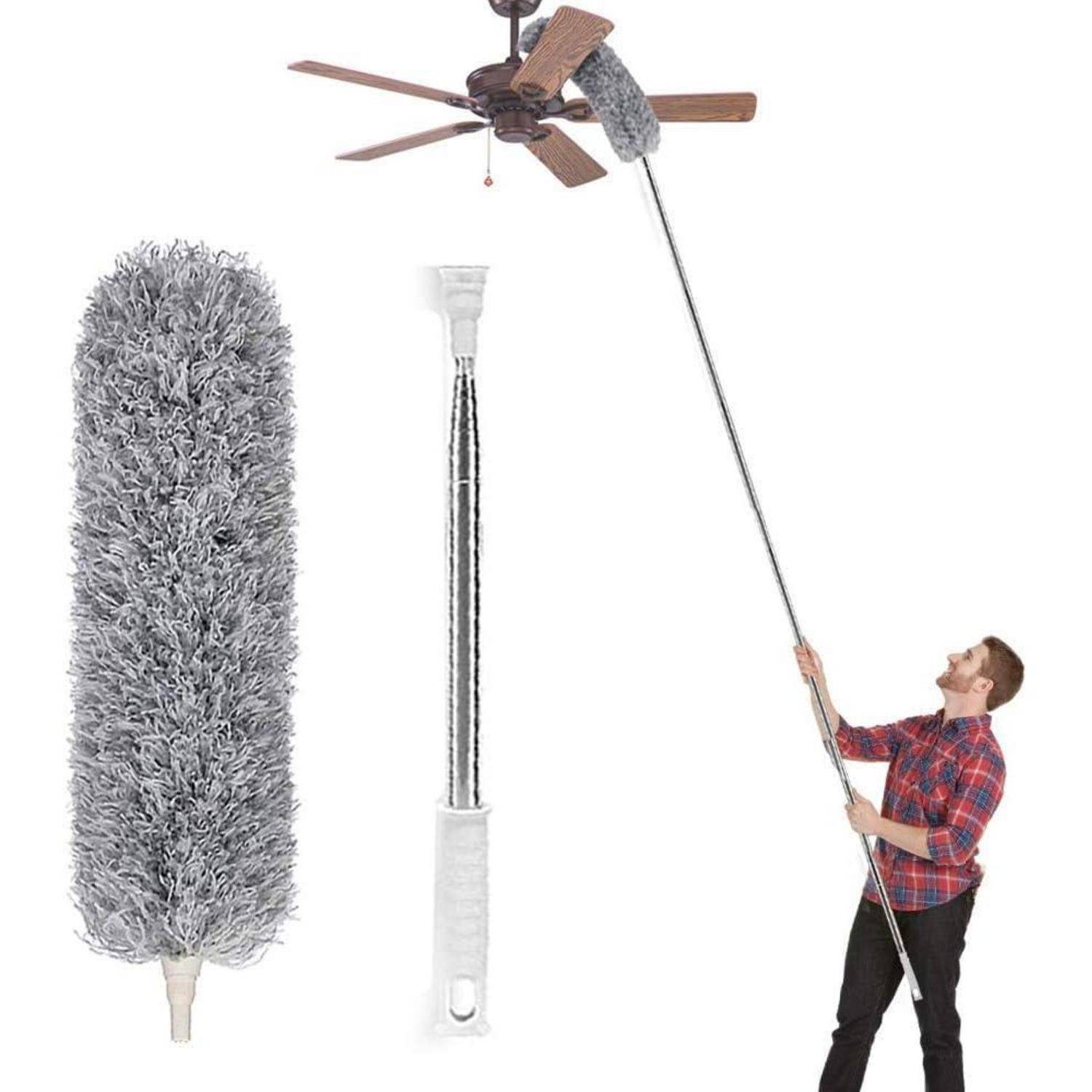 Eine Person benutzt einen ausziehbaren Staubwedel, um einen Deckenventilator zu reinigen. Das Bild zeigt den Staubwedel, seinen ausfahrbaren Griff und dessen Anwendung.
