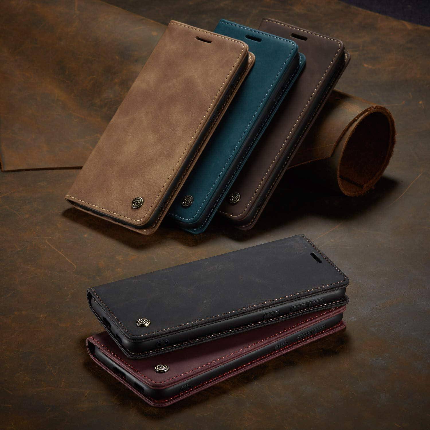Vier Smartphone-Hüllen in verschiedenen Farben (braun, blau, dunkelbraun, schwarz) sind auf einer Lederfläche ausgelegt und zeigen ein stilvolles Design.