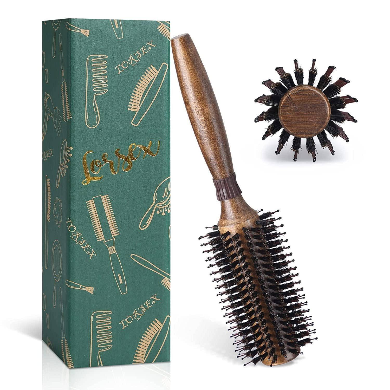 Eine Haarbürste mit Holzgriff, rund und mit schwarzen Borsten, dargestellt mit Verpackung, die Illustrationen von Pflegeutensilien zeigt.