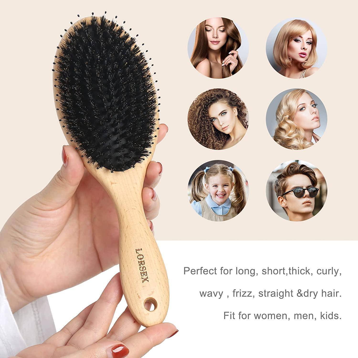 Eine Frau hält eine Holzhaarburste mit Borsten. Darüber sechs Fotos von verschiedenen Frisuren. Text lautet: 'Perfekt für verschiedene Haartypen. Geeignet für alle.
