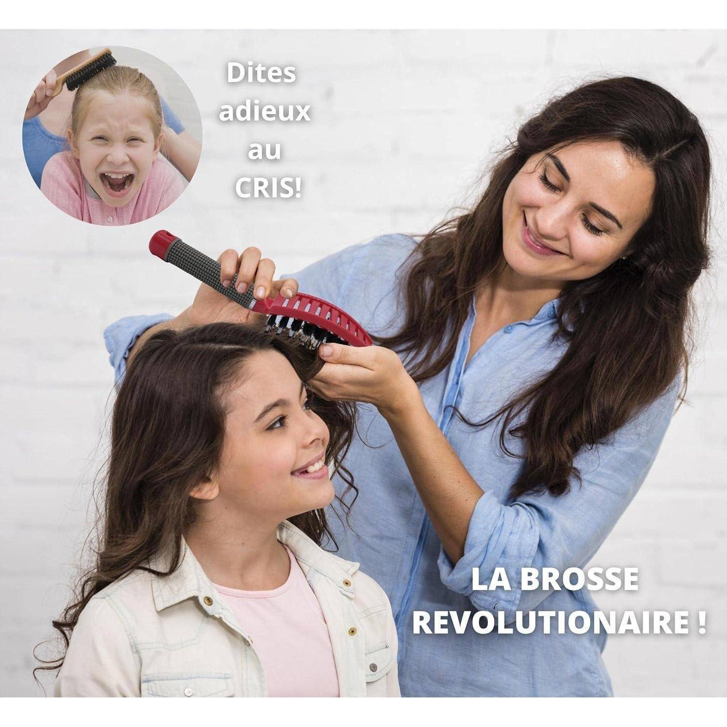 Eine Mutter lächelt, während sie die Haare ihrer Tochter mit der ‚Revolutionsbürste' bürstet. Text lautet: ‚Sagen Sie Lebewohl zu Geschrei!' und ‚Die Revolutionsbürste!'.