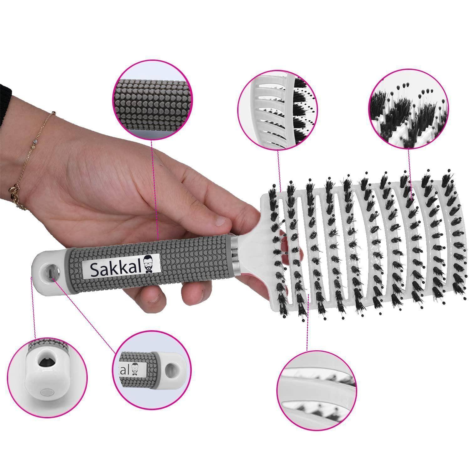 Eine Hand hält eine Haarburste der Marke 'Sakkal' mit flexiblem, belüftetem Design und Borsten mit abgerundeten Spitzen. Vergrößerte Details zeigen die Merkmale der Bürste.