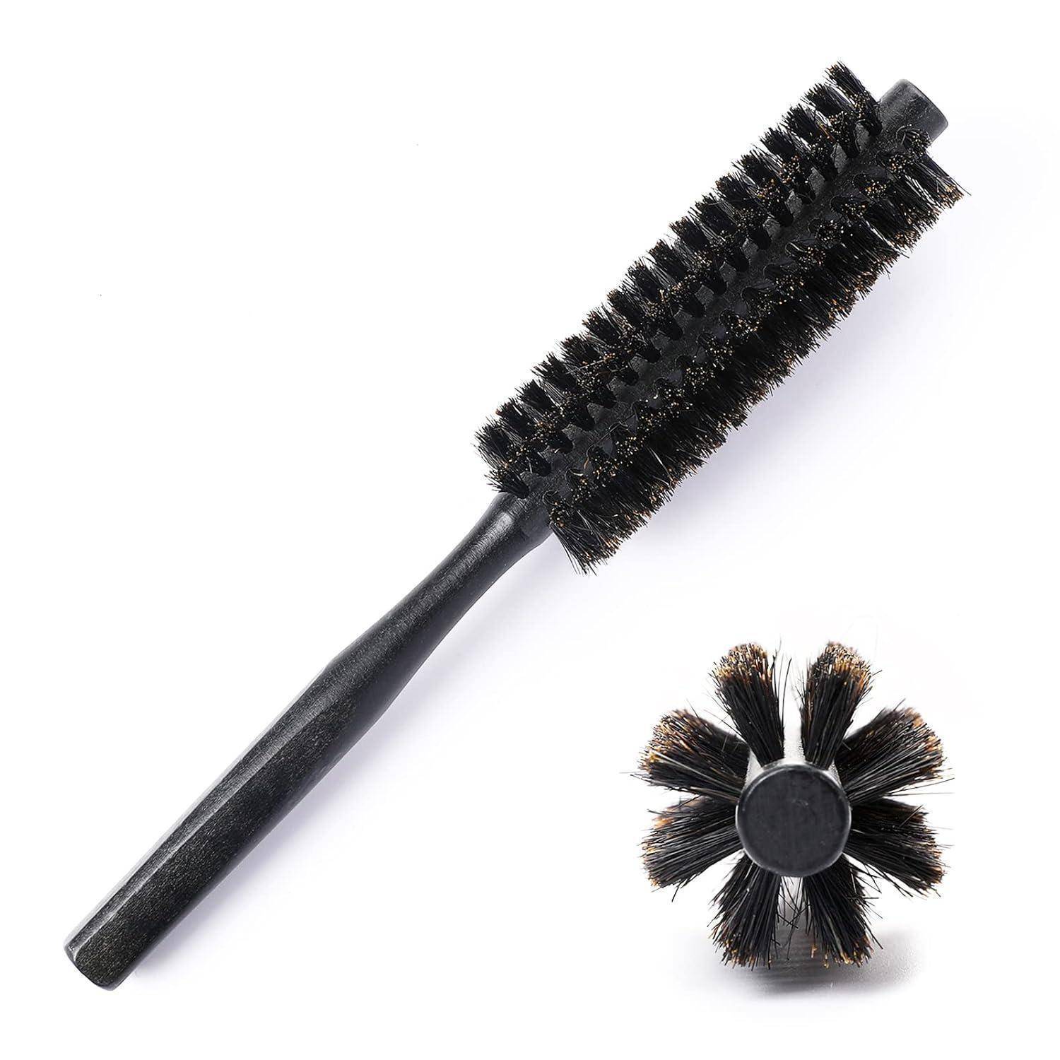Eine schwarze runde Haarbürste mit Borsten, von der Seite und von der Stirnseite gezeigt, die zum Styling und Locken von Haaren verwendet wird.