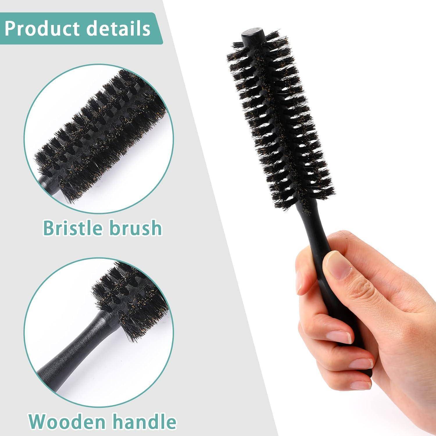 Eine Person hält eine runde Haarbürste mit einem Holzgriff und Borsten. Eine Detailansicht zeigt eine Nahaufnahme der Borstenbürste.