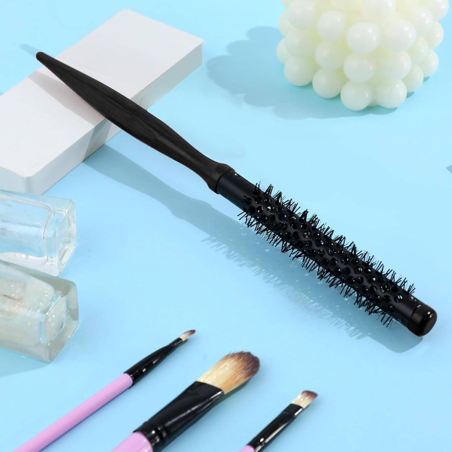 Verschiedene Beautywerkzeuge, darunter eine runde Haarbürste, weißer Schwamm, Nagellackflaschen und Make-up-Pinsel, sind auf einer blauen Oberfläche angeordnet.