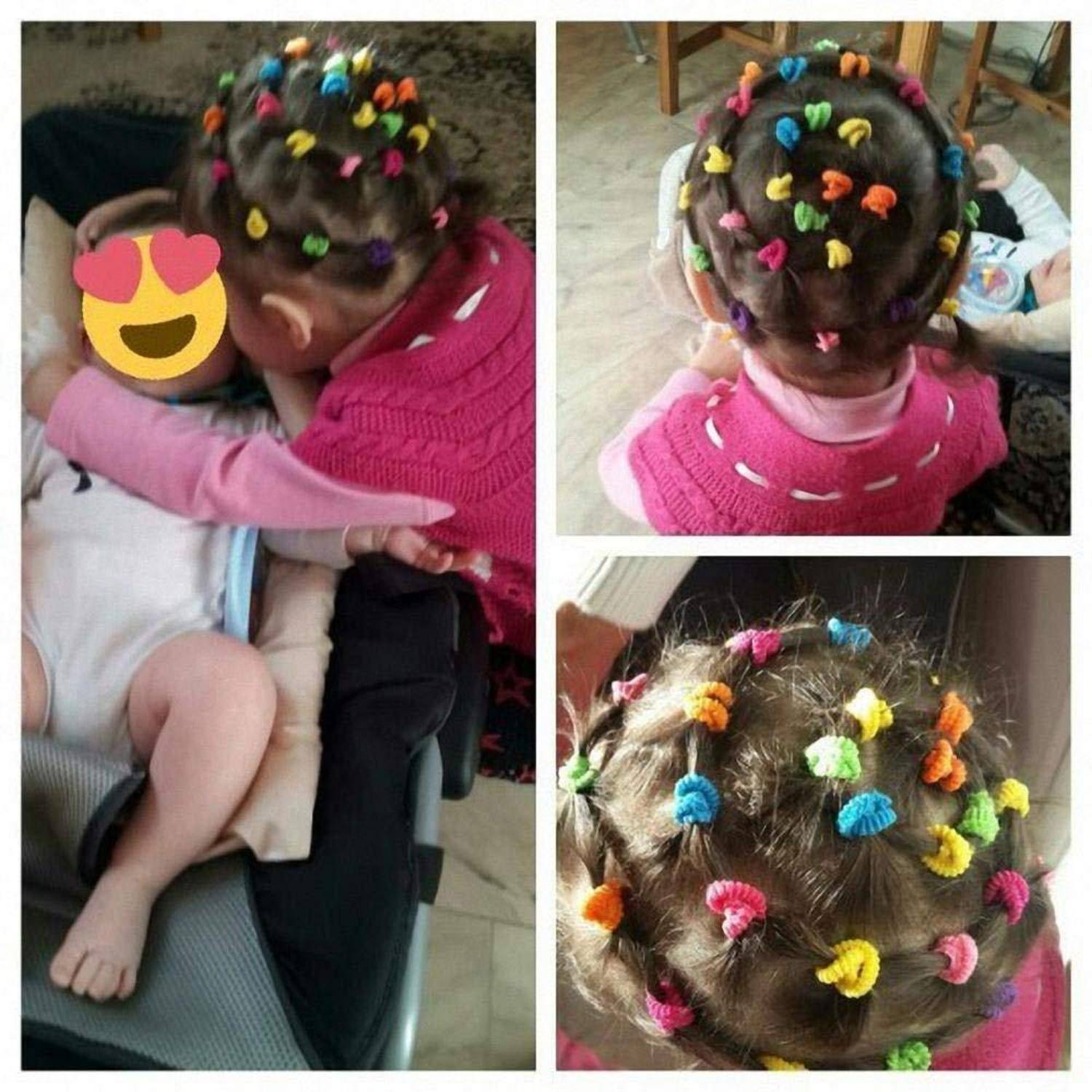 Ein Kleinkind mit bunten Haargummis in mehreren kleinen Zöpfchen, das neben einem Baby in einem Tragegurt sitzt.
