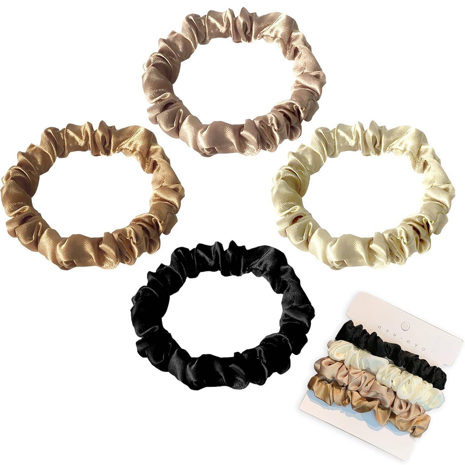 Vier Haargummis aus Satin in den Farben Beige, Tan, Creme und Schwarz, die in einem Kreis angeordnet sind. Eine Verpackungskarte mit ähnlichen Haargummis wird ebenfalls gezeigt.