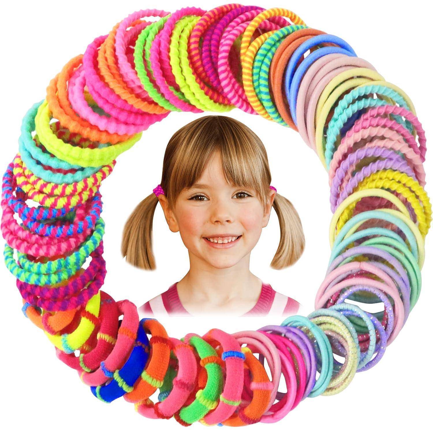 Ein lächelndes Kind mit Zöpfen ist von bunten Haarschmuck umgeben, das eine Vielzahl von Designs präsentiert.