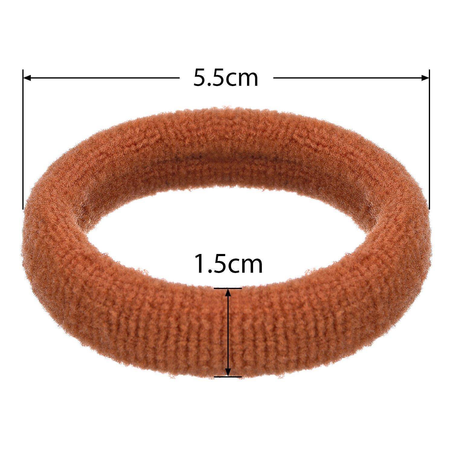Brauner flauschiger Haargummi mit Abmessungen: Außendurchmesser 5,5 cm, Innendurchmesser 1,5 cm. Geeignet zum Befestigen von Haaren oder als Accessoire.