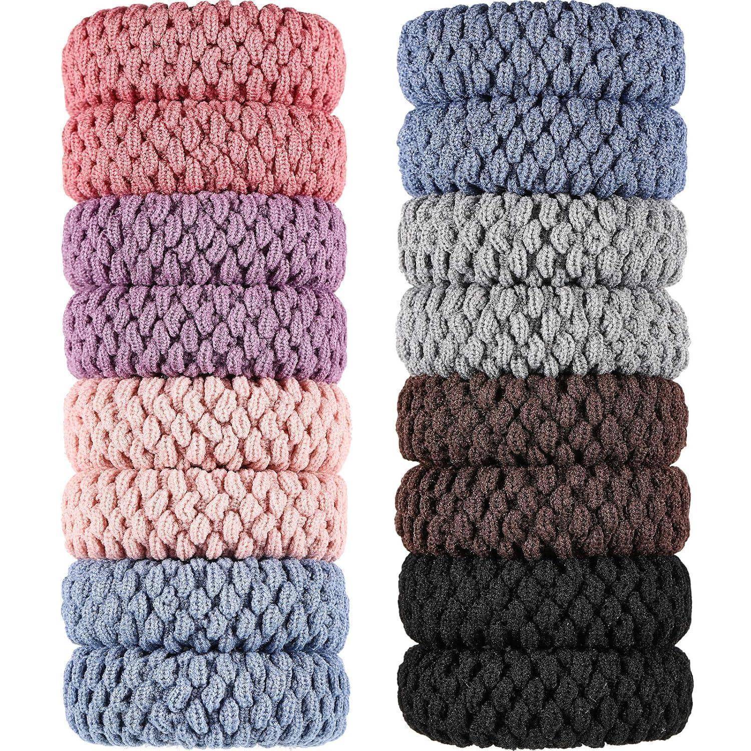 Ein Stapel von zehn strukturierten Haarbändern in verschiedenen Farben: Rot, Rosa, Lila, Grau, Braun, Beige, Hellblau, Dunkelbraun und Schwarz.