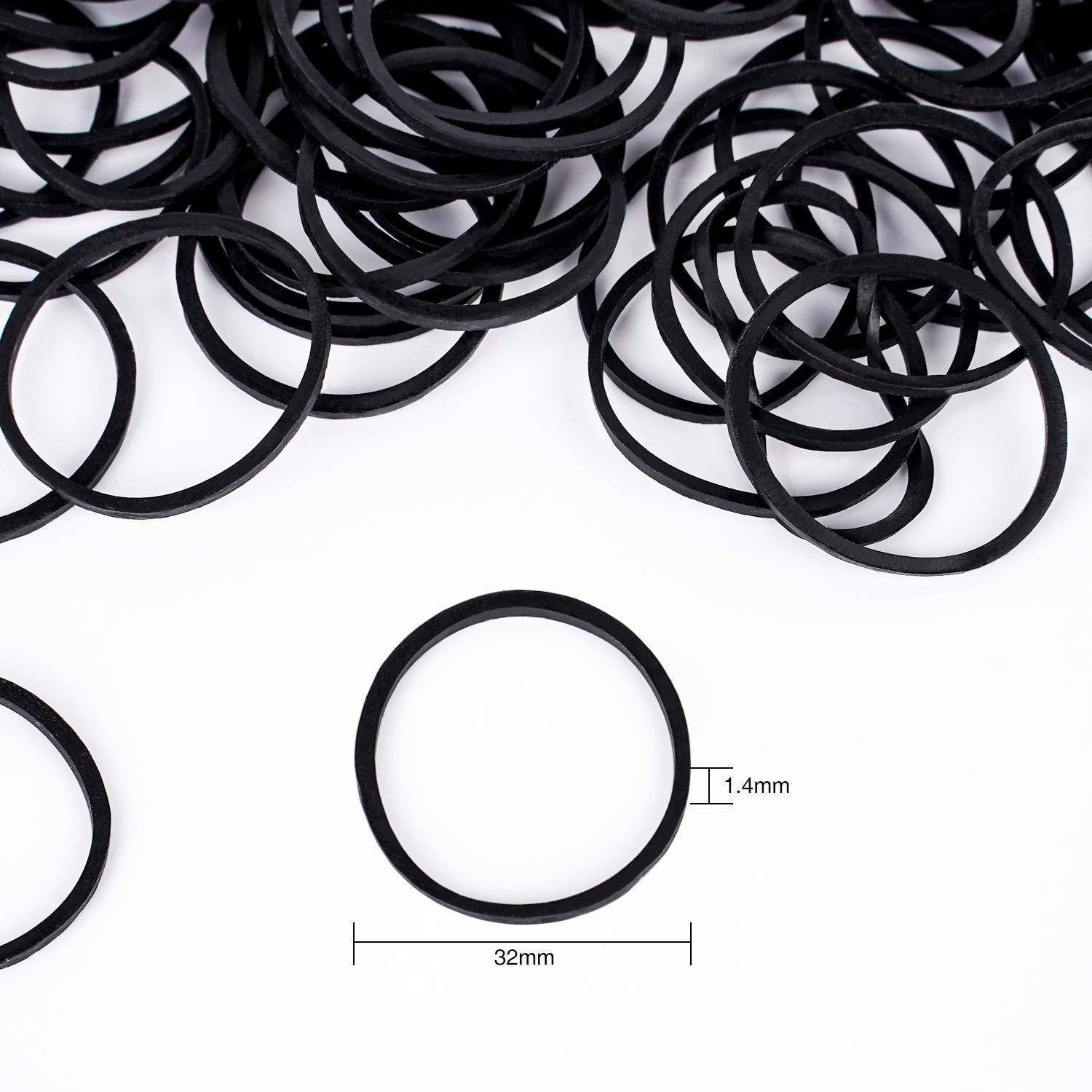 Nahaufnahme von schwarzen Gummi-O-Ringen, die auf einer weißen Oberfläche verstreut sind. Ein Ring ist hervorgehoben mit Maßangaben: 32 mm Durchmesser, 1,4 mm Dicke.