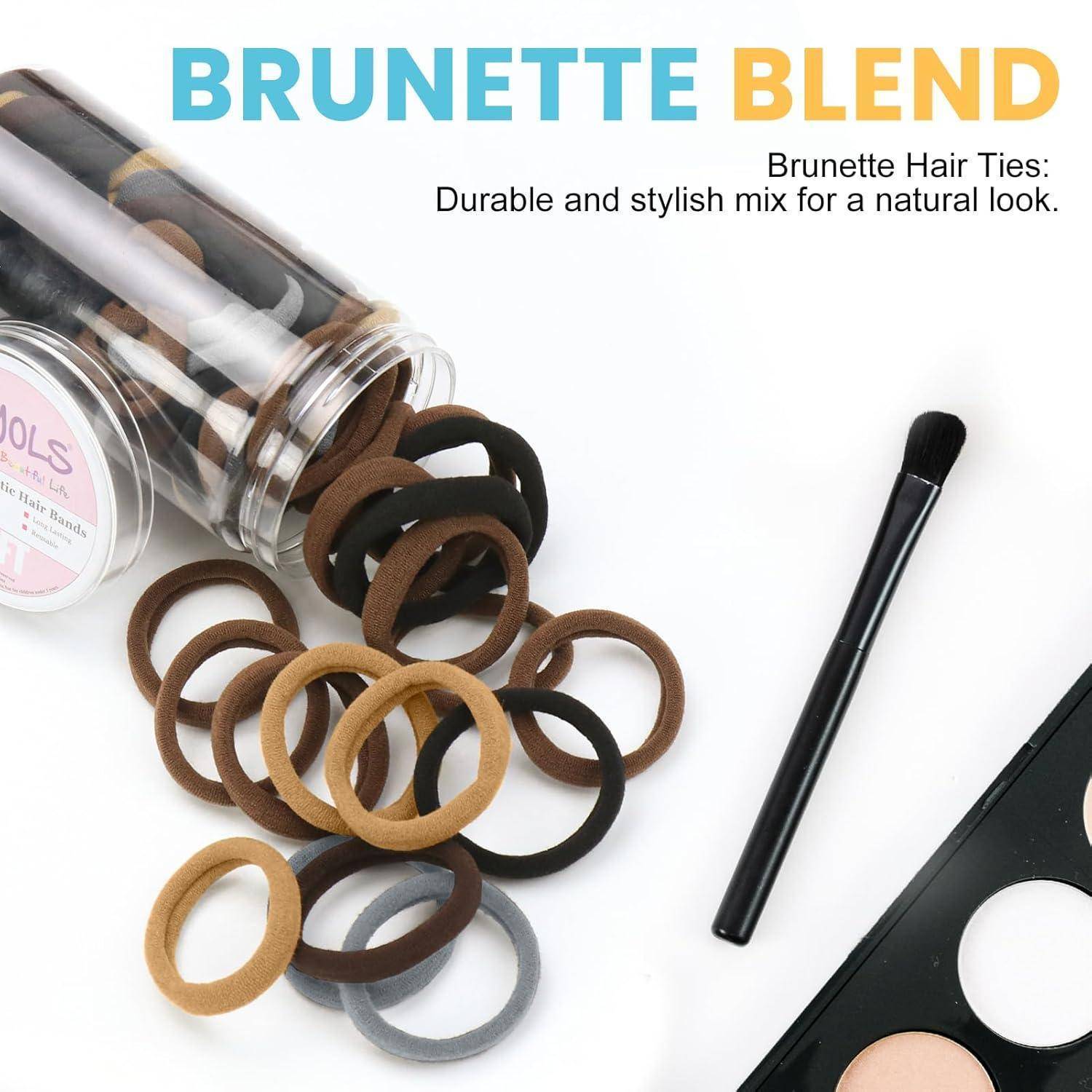 Brünettes Blend: Haltbare und stilvolle Haargummis fallen aus einem Glas neben einem Eyeliner-Stift und einer Lidschattenpalette auf einer weißen Oberfläche.