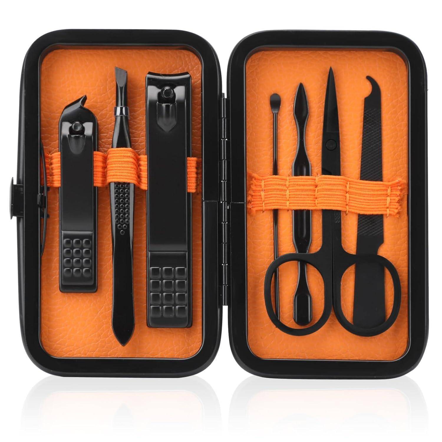 Ein schwarzes Maniküre-Set in einem geöffneten schwarzen Etui mit orangefarbenem Innenleben, bestehend aus Nagelschere, Pinzette, Schere, Nagelfeile und Nagelhautschieber.