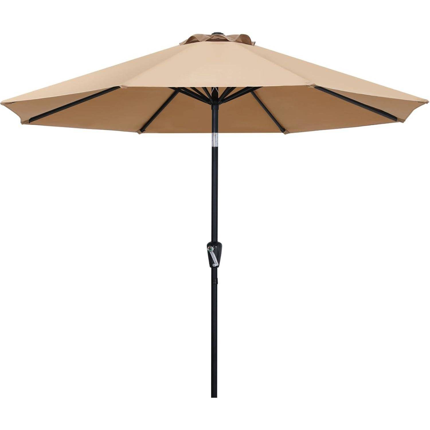 Ein beige Outdoor-Terrassen-Sonnenschirm mit einem schwarzen Metallstab und Kurbelvorrichtung, vollständig geöffnet und von der Seite betrachtet. Geeignet für den Gartengebrauch.