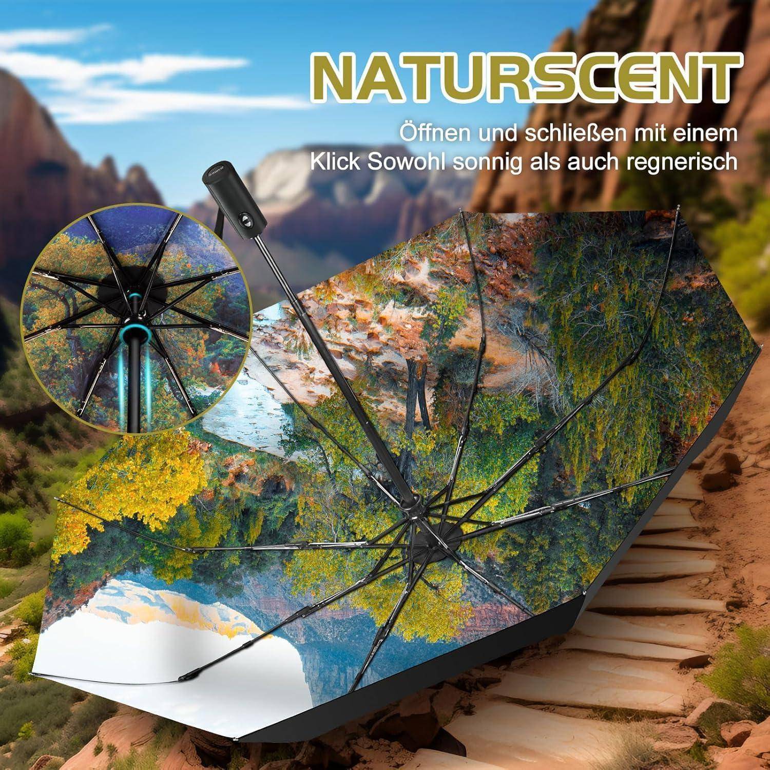 Ein Regenschirm mit einem Naturmotiv auf der Unterseite ist geöffnet und zeigt Grünpflanzen und felsige Landschaftsformationen. Der Text ‚Naturscent' deutet darauf hin, dass er sowohl gegen Sonne als auch gegen Regen widerstandsfähig ist.