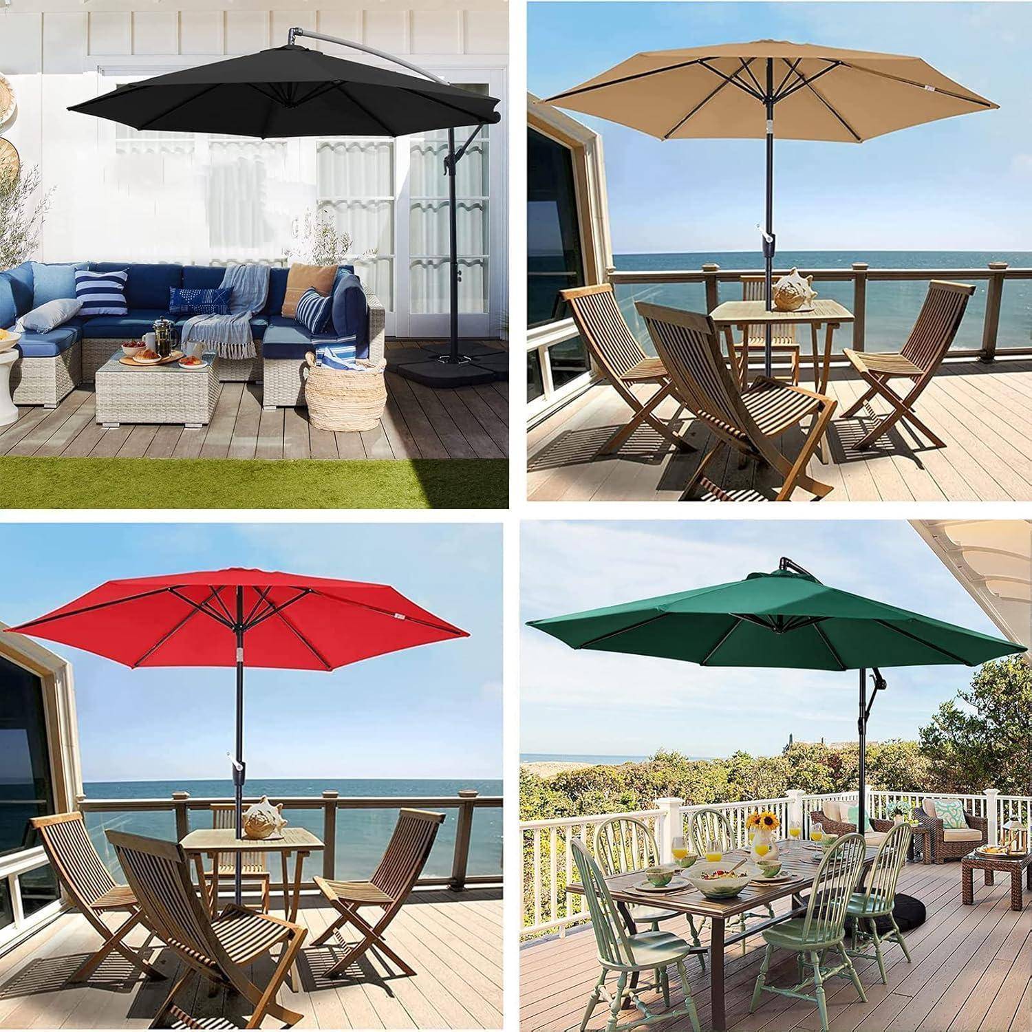 Vier Terrassenaufbauten mit Tischen, Stühlen und Sonnenschirmen in Schwarz, Beige, Rot und Grün. Jeder Aufbau bietet einen malerischen Blick aufs Meer.
