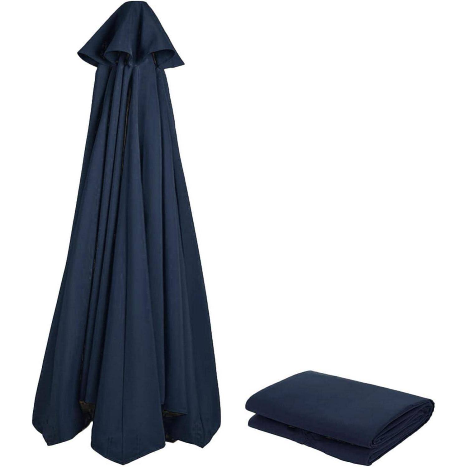 Eine dunkelblaue Schirmabdeckung steht auf einem Ständer neben einer zusammengefalteten Abdeckung in der gleichen Farbe auf dem Boden.