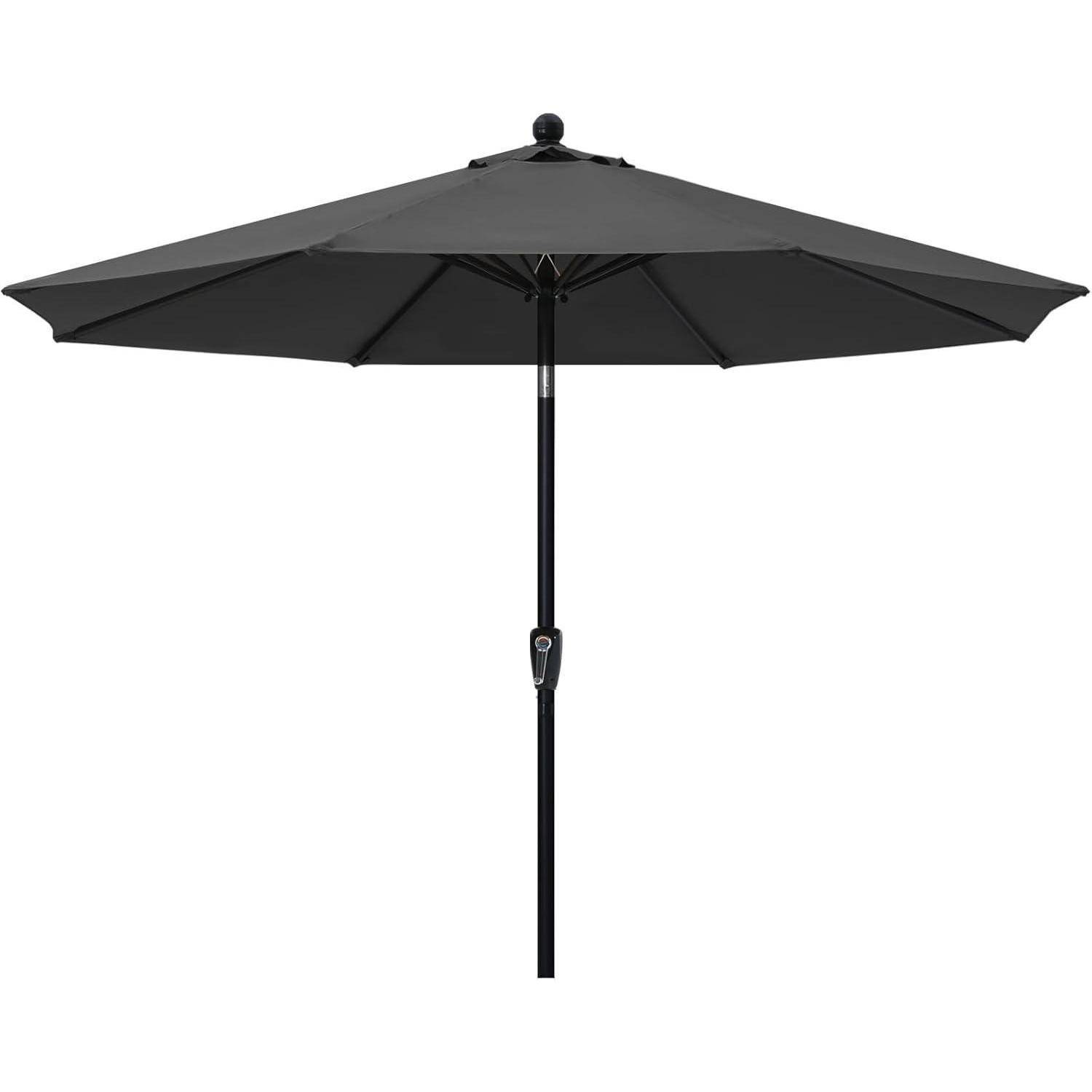 Ein schwarzer Outdoor-Terrassenregenschirm mit zentralem Mast, vollständig geöffnet.
