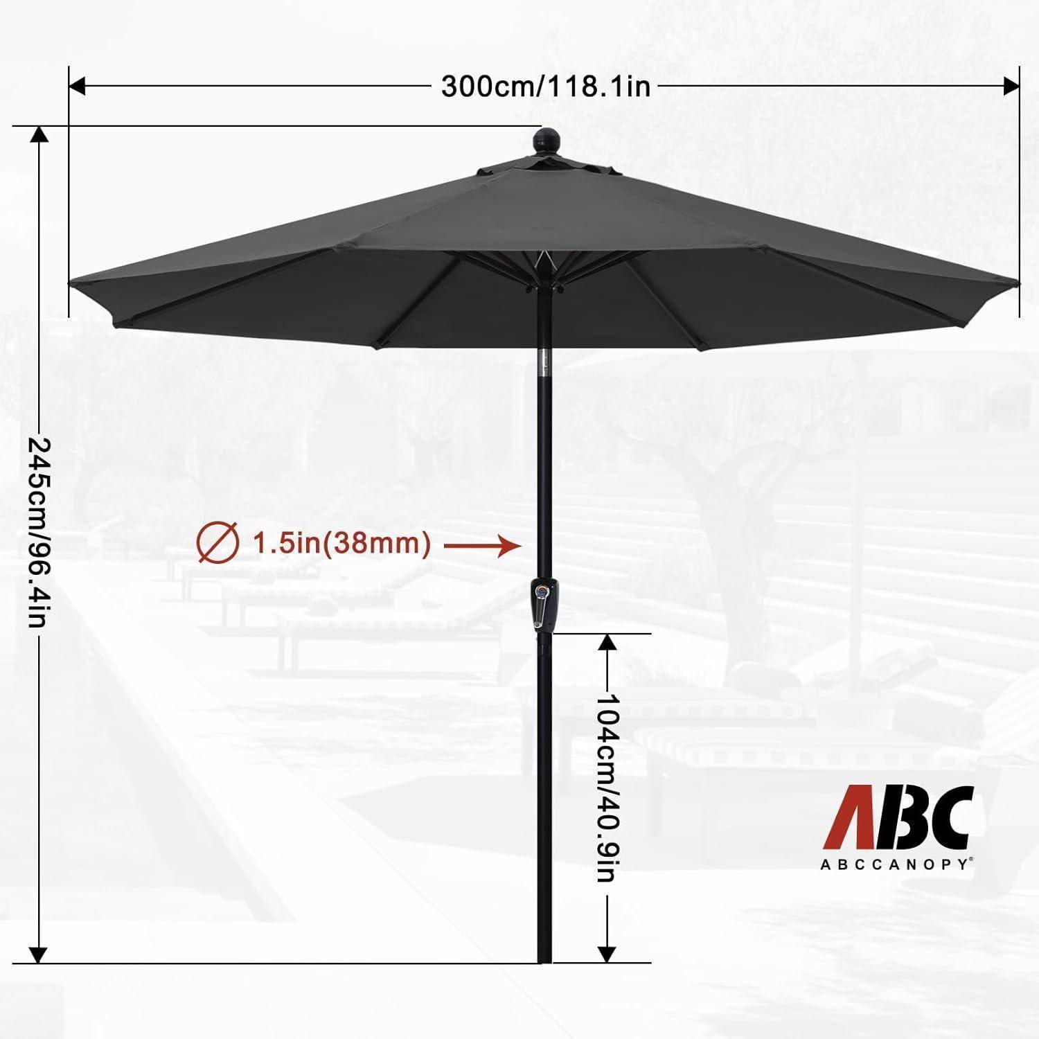 Großer schwarzer Patio-Sonnenschirm mit Abmessungen: 300 cm breit, 245 cm hoch, mit einem Standrohr-Durchmesser von 1,5 Zoll. Marke 'ABC' in der unteren rechten Ecke.
