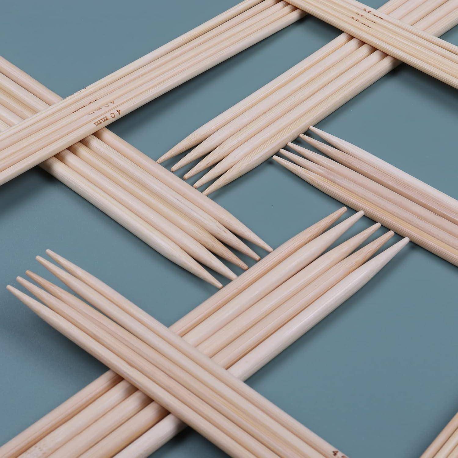 Holzstäbchen in einem Kreuz-und-Quer-Muster vor einem Türkisfarbenen Hintergrund.