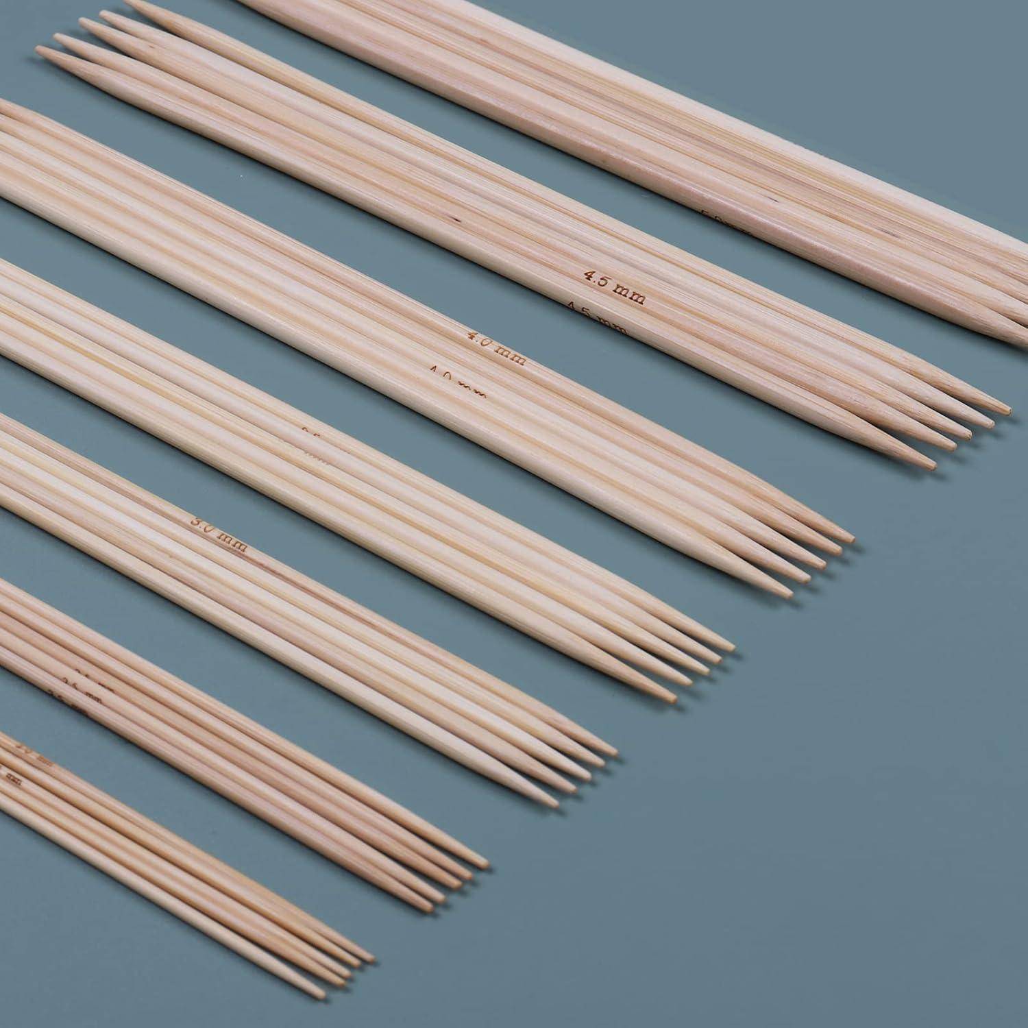 Verschiedene Größen von Holzstricknadeln, die in parallelen Reihen auf einem blauen Hintergrund angeordnet sind. Jedes Paar ist mit Größenmessungen gekennzeichnet.