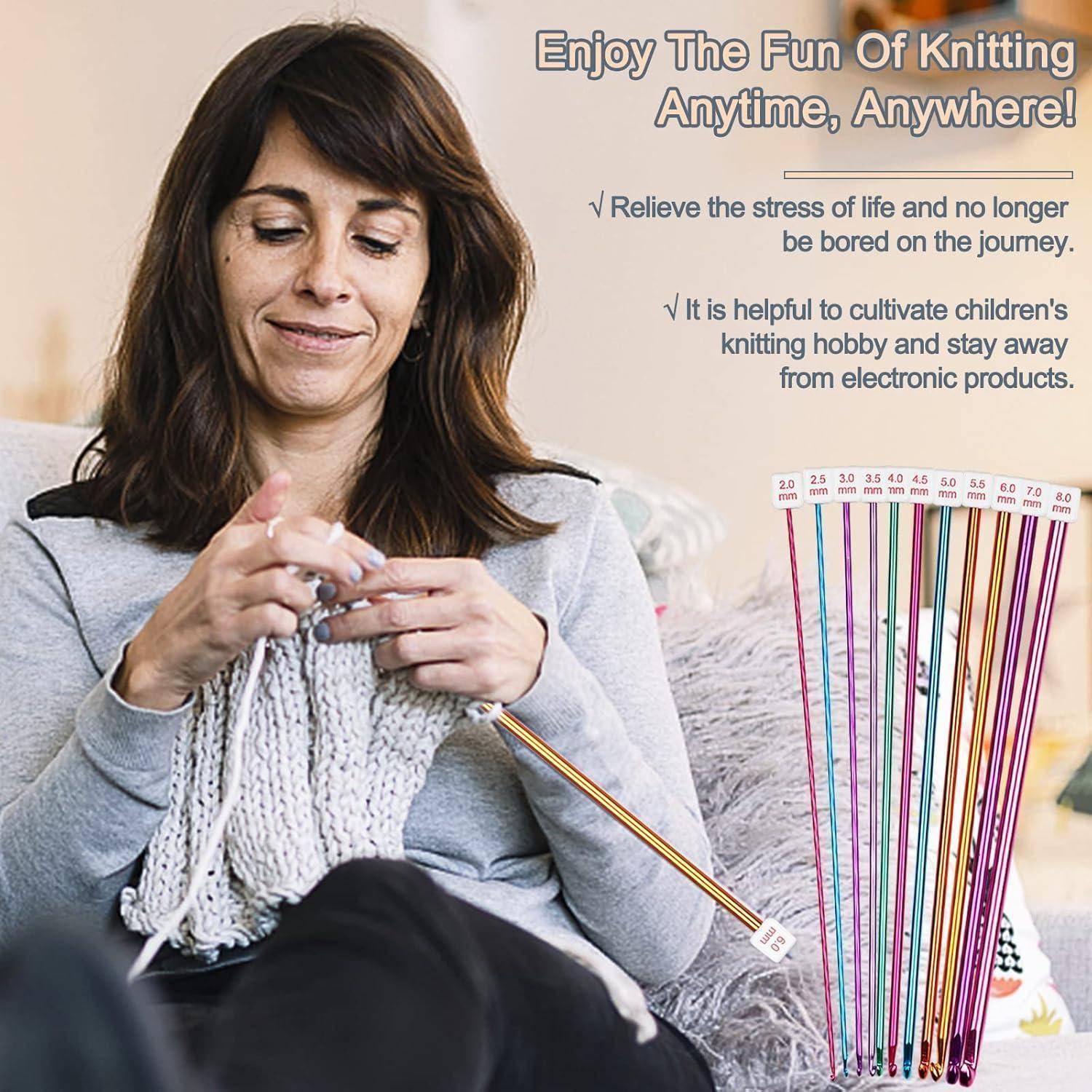 Frau strickt mit bunten Stricknadeln, die neben ihr ausgestellt sind. Text lautet: 'Genieße den Spaß des Strickens jederzeit und überall!