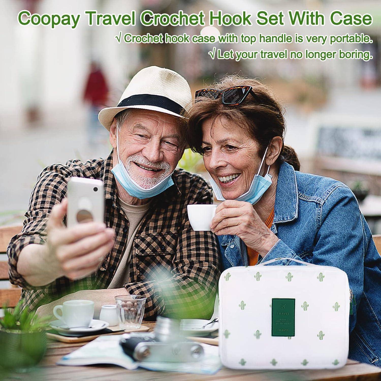 Ein älteres Ehepaar, lächelnd und an einem Tisch im Freien sitzend, macht ein Selfie. Eine Häkelnadeletui liegt auf dem Tisch. Text: 'Coopay Reise-Häkelnadel-Set mit Etui