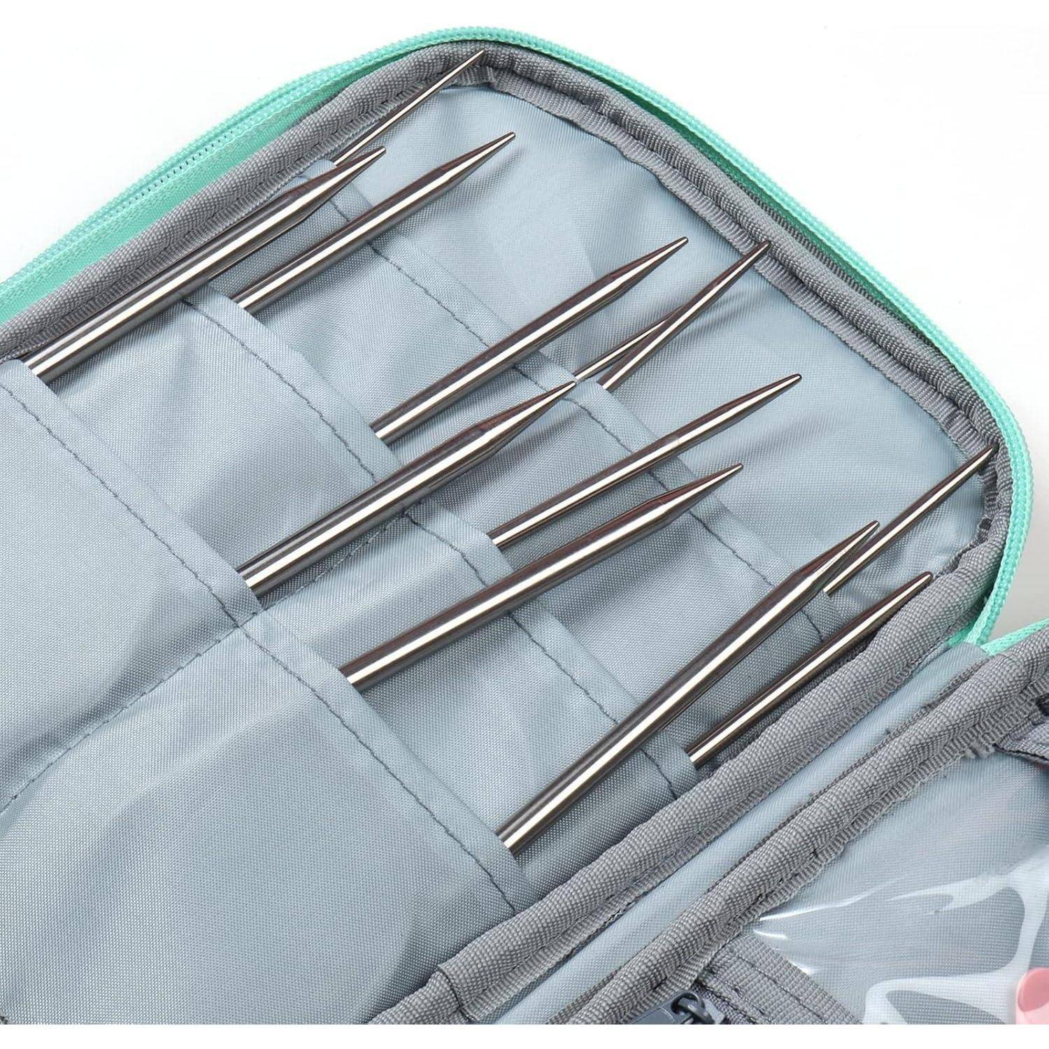 Eine türkisfarbene Hülle mit acht silbernen Metallstricknadeln, ordentlich aufgereiht, wobei jede Nadel in einer eigenen Tasche sicher eingepasst ist, und deren scharfe Spitzen deutlich hervorgehoben werden.