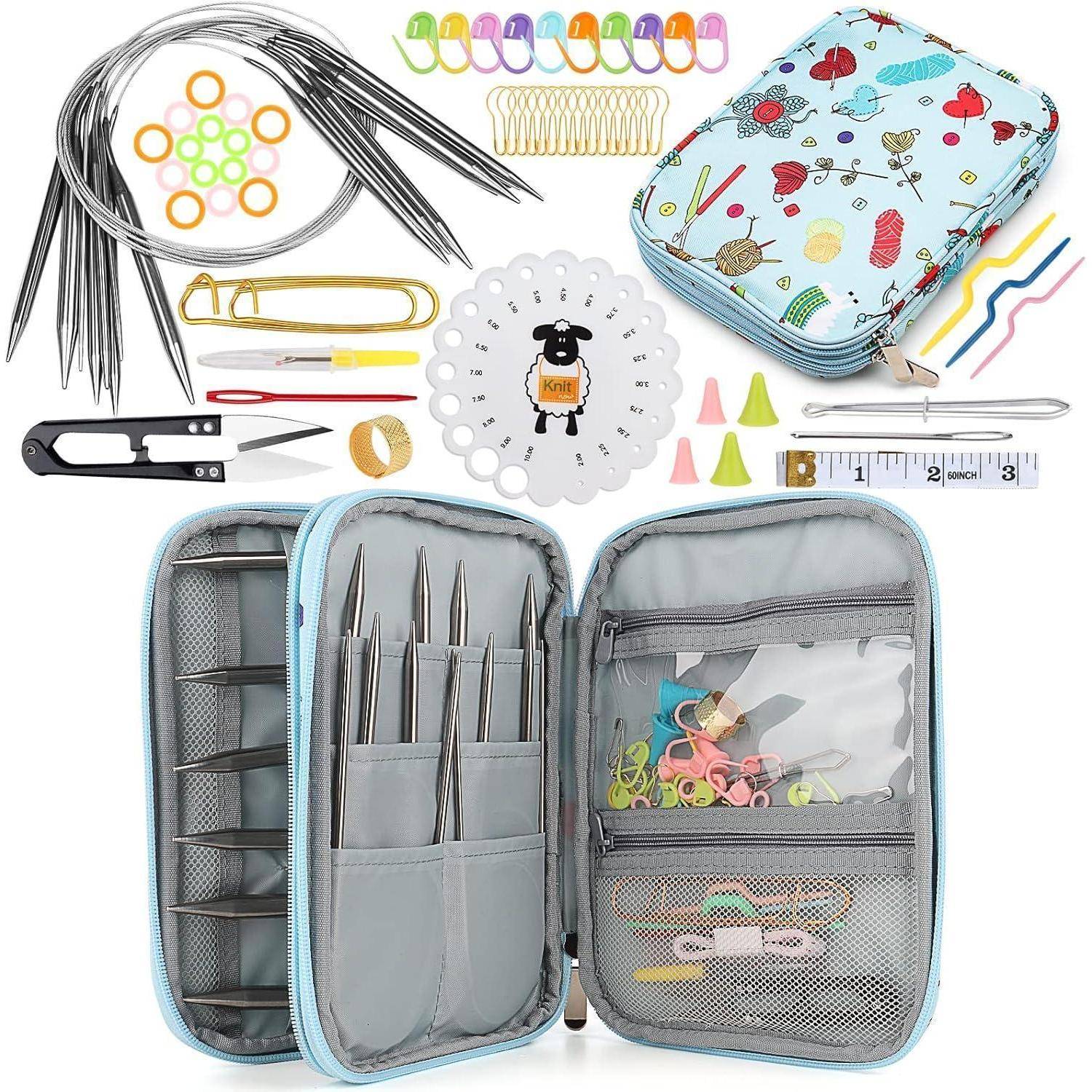 Ein Strickset mit verschiedenen Nadeln, Maschenmarkierern, Maßband, Schere und einer bunten Tasche mit Blick auf übersichtlich angeordnete Inhalte.