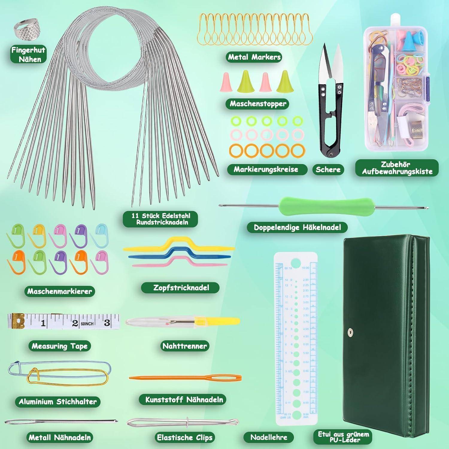 Strickwerkzeug-Set umfasst Nadeln, Schere, Markierungen, Maßband, Häkelnadel und Aufbewahrungsbox, angeordnet auf einem grünen Hintergrund.