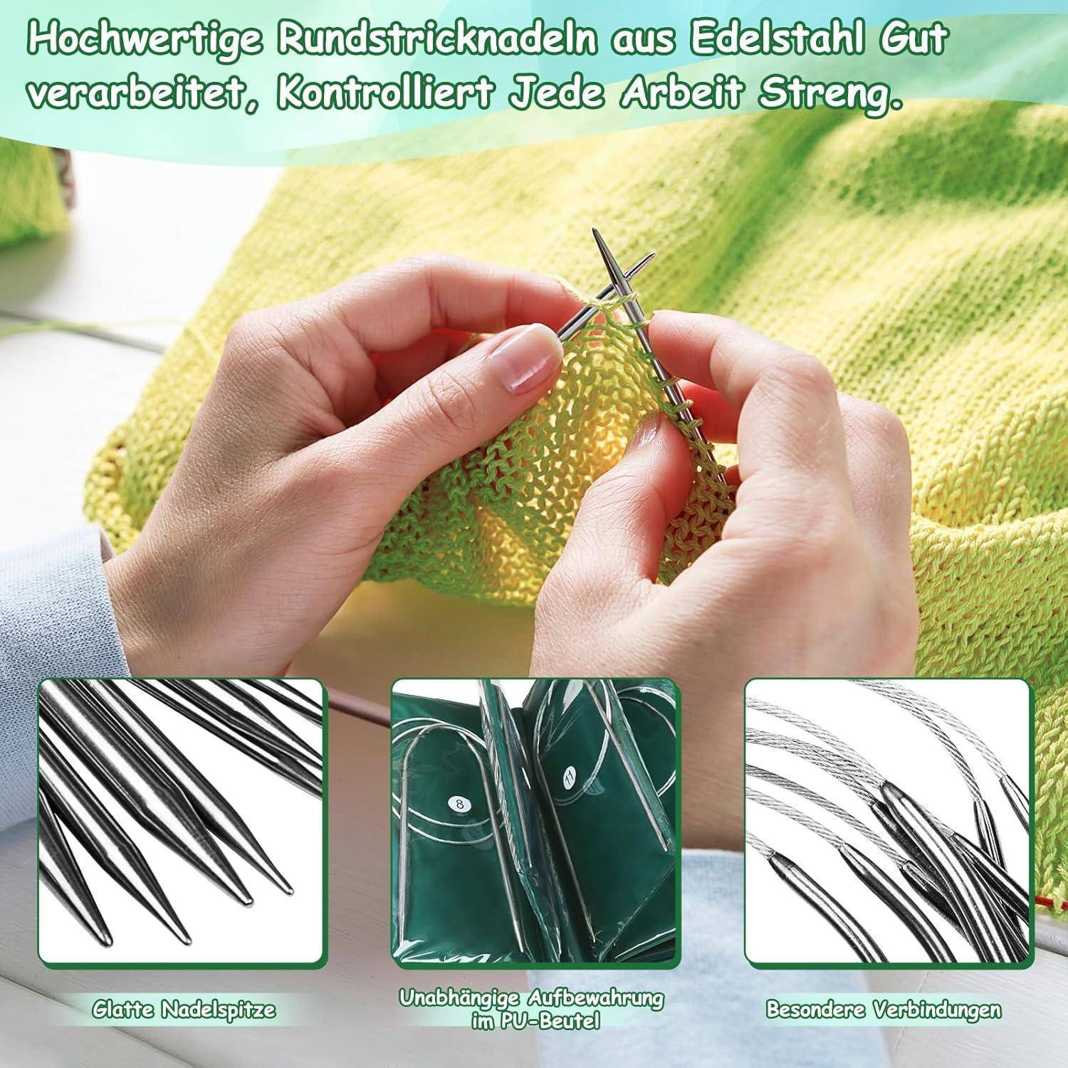 Eine Person strickt mit Rundstricknadeln auf gelbem Stoff. Einlagen zeigen Edelstahl-Nadelspitzen, Aufbewahrungstasche und Verbindungen. Deutscher Text bewirbt Qualität.