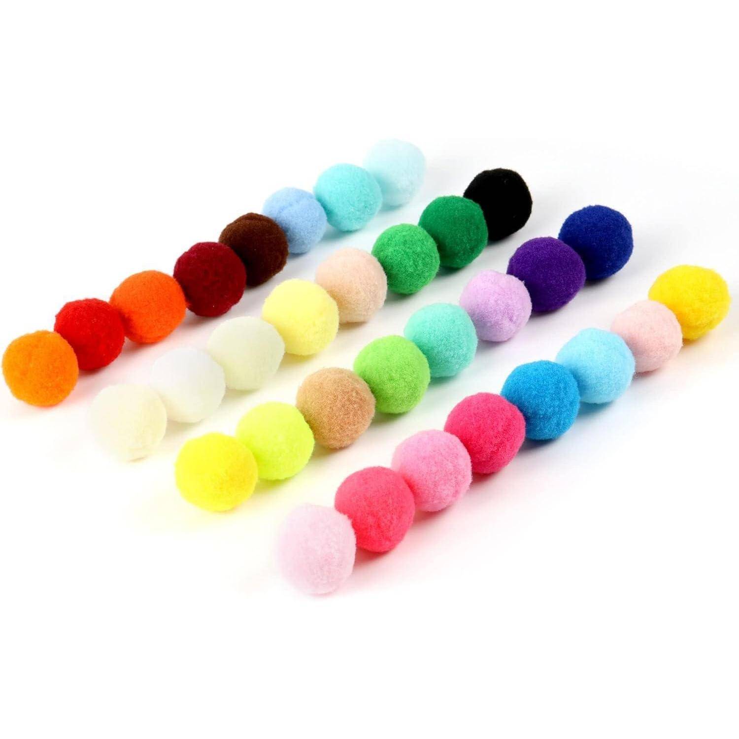 Eine Sammlung bunter Pompons, in Reihen nach Farbe angeordnet: rot, orange, braun, weiß, blau, grün, lila, rosa und gelb.