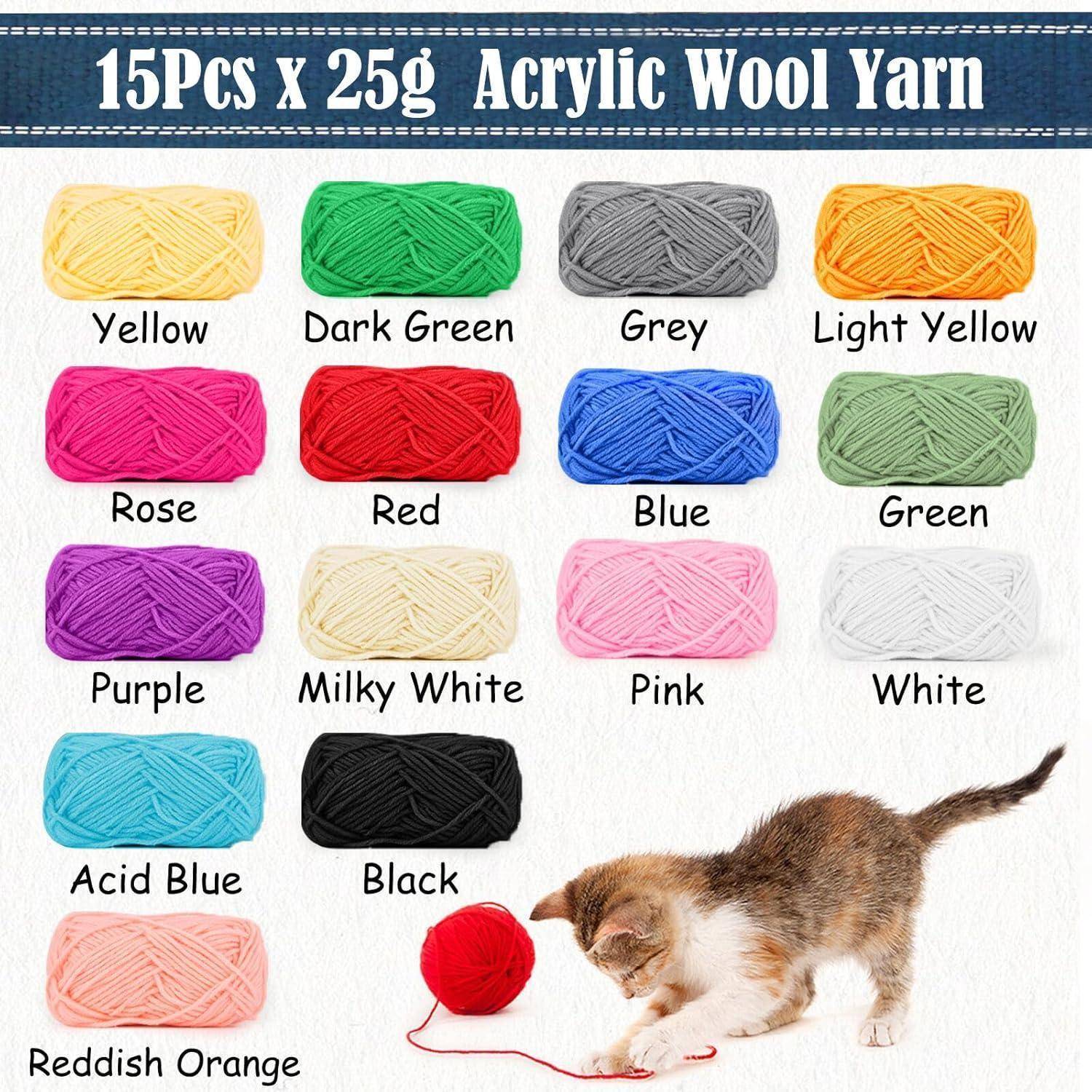 15 Stück x 25g Acryl-Wollgarn mit 15 farbigen Garnknäueln: gelb, dunkelgrün, grau, hellgelb, rose, rot, blau, grün, lila, milchweiß, pink, weiß, säureblau, schwarz, rötlich-orange. Ein Kätzchen spielt mit einem roten Garnknäuel am unteren Bildrand.