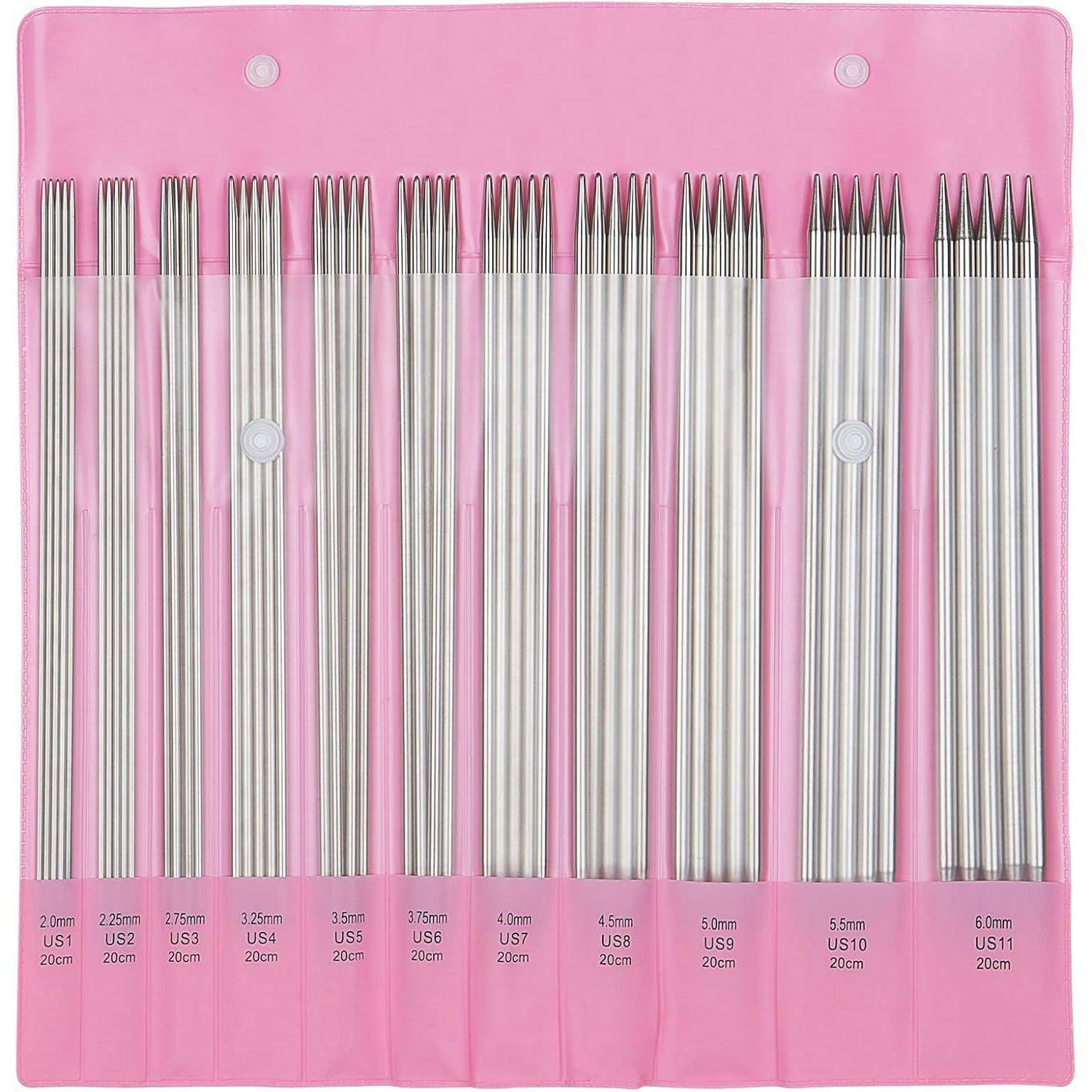Ein Satz Strumpfstricknadeln in verschiedenen Größen, organisiert in einer pinken Tasche. Die Größen reichen von 2,0 mm bis 8,0 mm, US-Größen 0 bis 11.