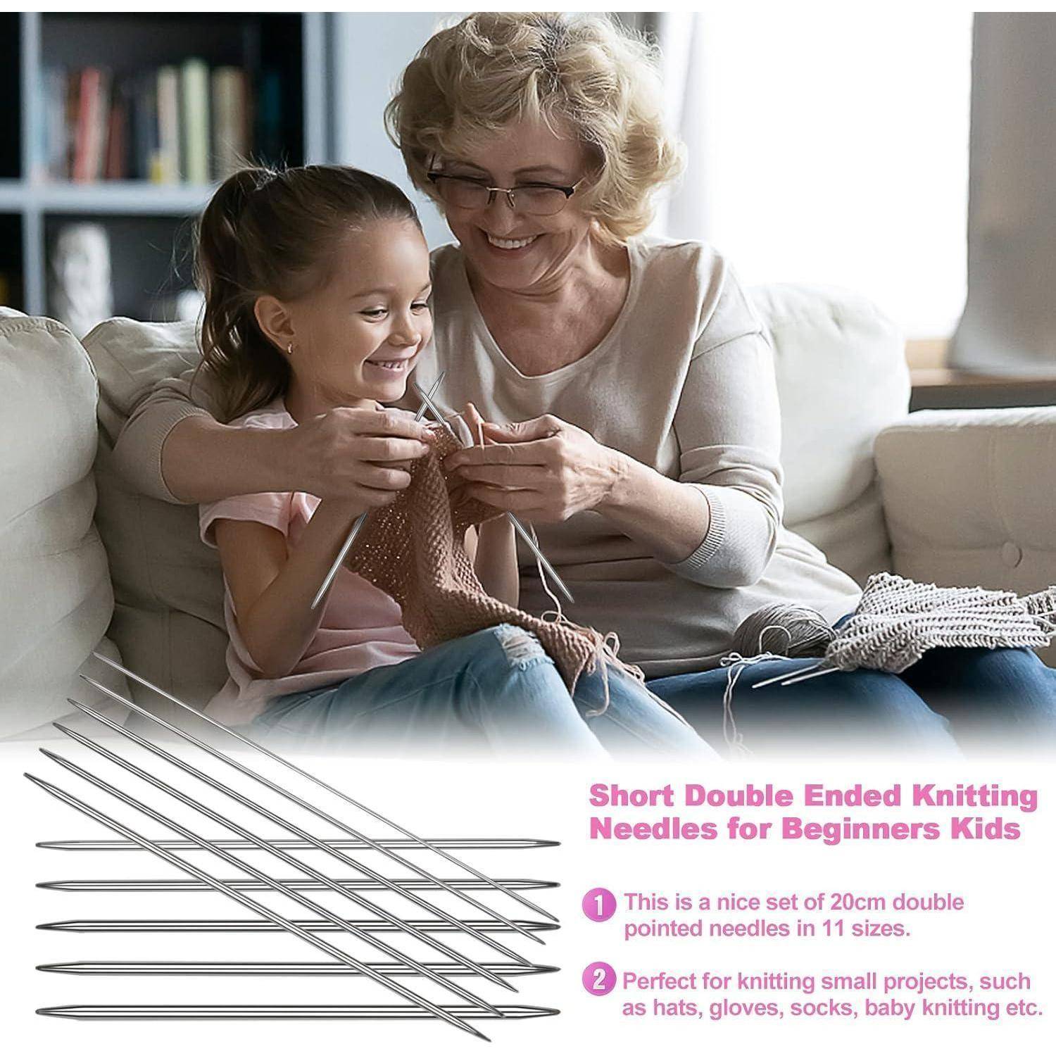 Eine lächelnde ältere Frau und ein junges Mädchen sitzen auf einem Sofa und konzentrieren sich gemeinsam auf ein Strickprojekt. Text lautet: 
