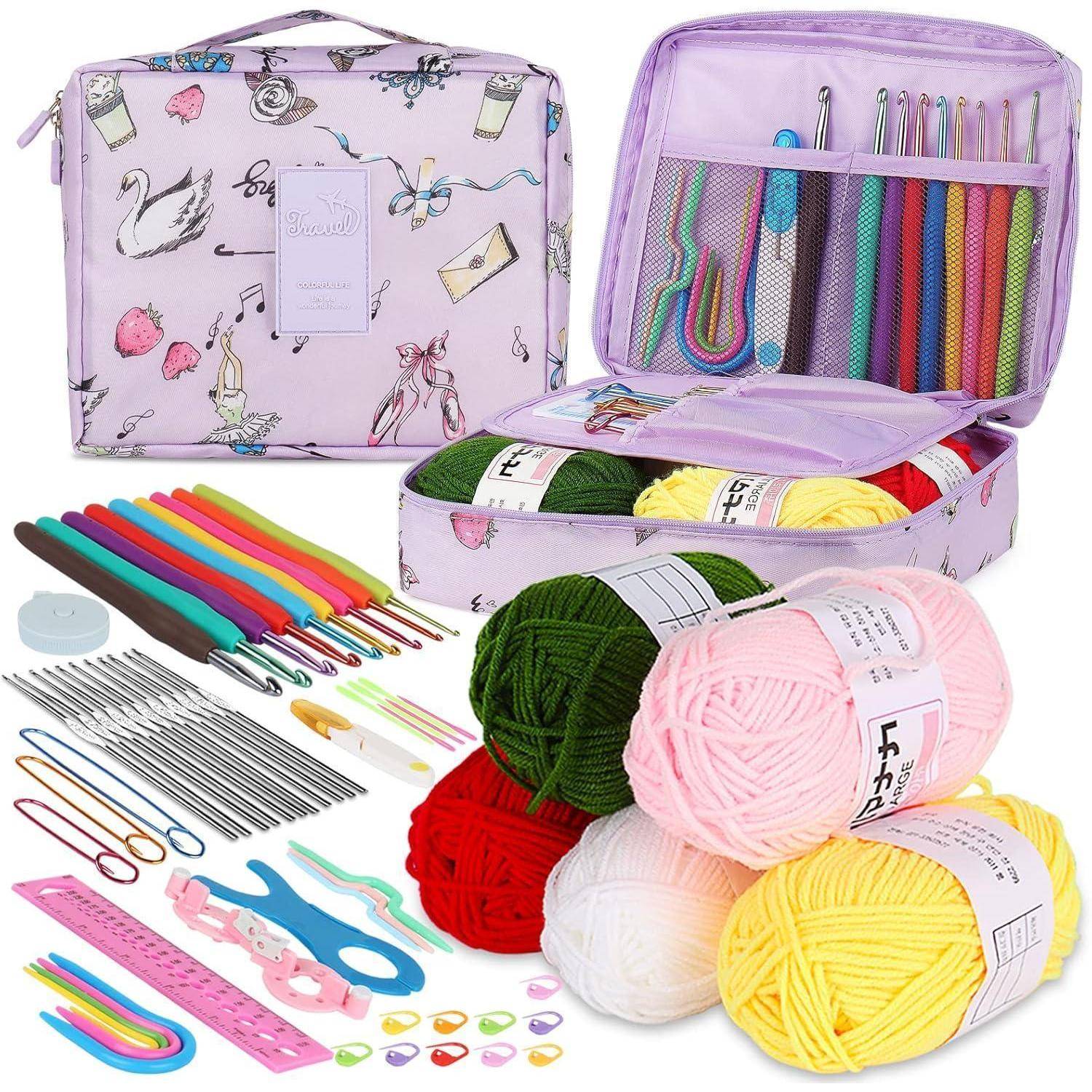 Häkelset mit bunten Häkelnadeln, verschiedenen Garnen, Nadeln und Zubehör in einer dekorativen rosa Tasche mit Vogeldesign.