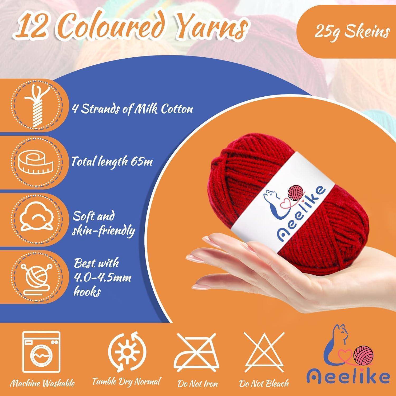 12 Farbige Garne, 25g Knäuel mit einer Hand, die ein Garnknäuel hält. Eigenschaften: 4-fädig aus Milchbaumwolle, 65m Länge, weich, am besten mit 4,0-4,5mm Häkelnadeln. Maschinenwäsche geeignet, nicht bügeln oder bleichen.