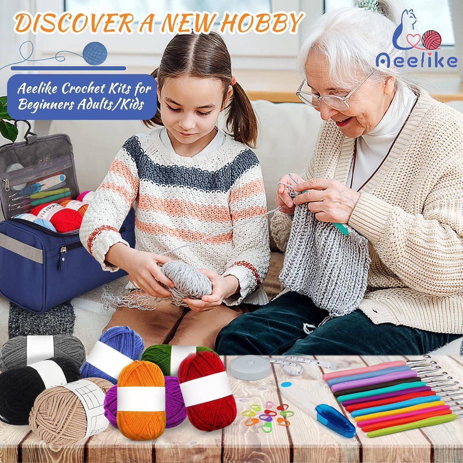 Eine ältere Frau und ein junges Mädchen sitzen zusammen beim Stricken. Verschiedene bunte Garne und Strickutensilien sind ausgelegt. Text lautet: 