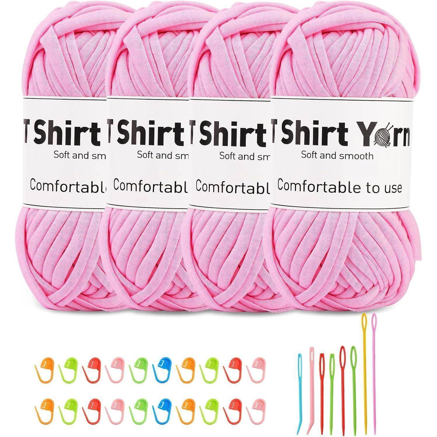 Rosa T-Shirt-Garn-Knäuel mit Etiketten, auf denen 