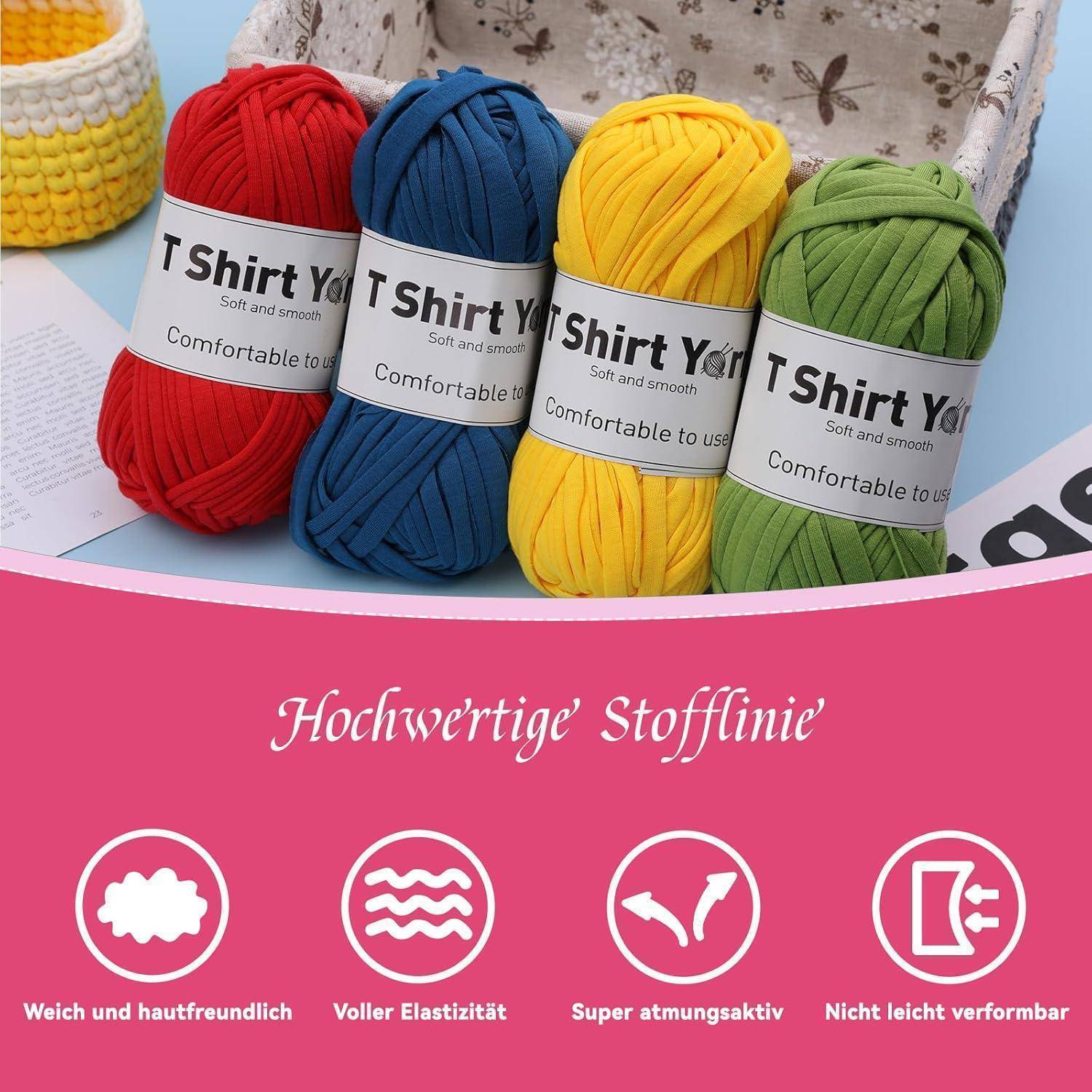 Bündel von bunter T-Shirt-Wolle in Rot, Blau, Gelb und Grün mit Etiketten 'Weich und glatt'. Körbe im Hintergrund, pinker Text darunter.
