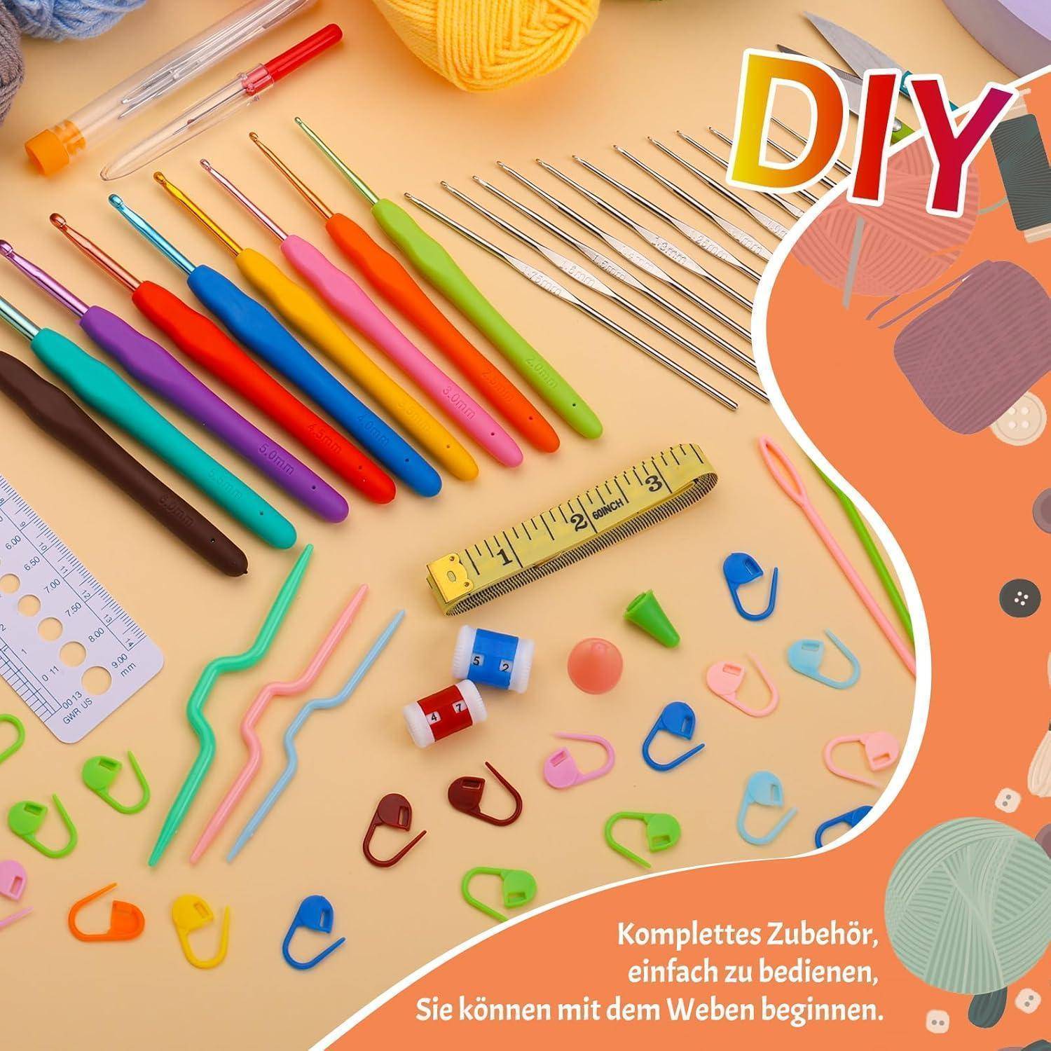 DIY-Bastelmaterialien, darunter bunte Häkelnadeln, Stricknadeln, Maschenmarkierer, Garn und kleine Werkzeuge, auf einer Arbeitsfläche ausgelegt.