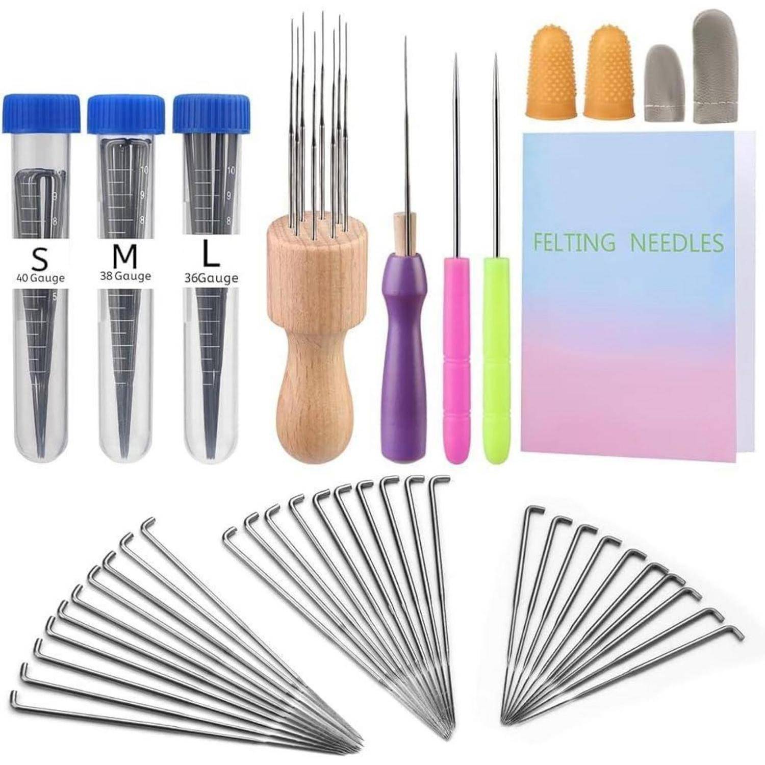 Filz-Werkzeugset mit verschiedenen Nadeln, Griffen und einem Filz-Leitfaden. Enthält Nadelröhrchen mit Beschriftung ‚S', ‚M', ‚L' und Fingerhüte.
