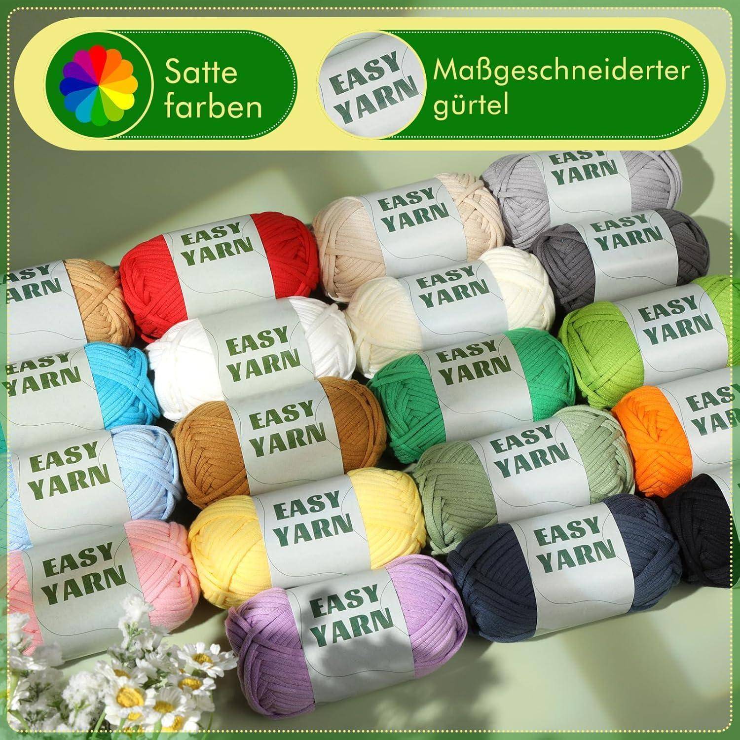Eine Sammlung von 'Easy Yarn' Garnknäueln in verschiedenen Farben ordentlich angeordnet. Obere Etiketten lesen 'Satte Farben' und 'Maßgeschneiderter Gürtel'.